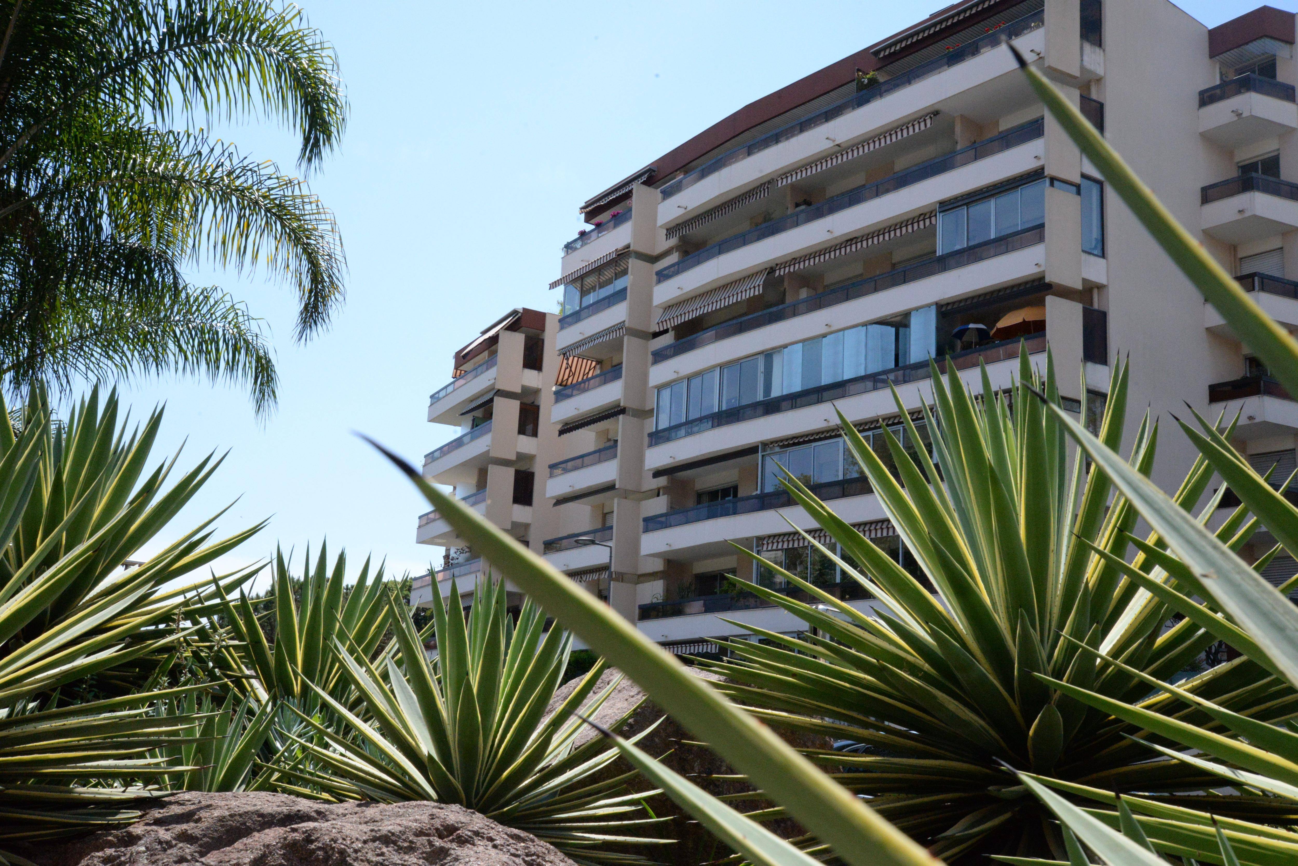 "Il est en train de sombrer dans l'indifférence générale": à Cannes, des voisins se mobilisent pour un retraité vulnérable qui serait abusé par plusieurs personnes