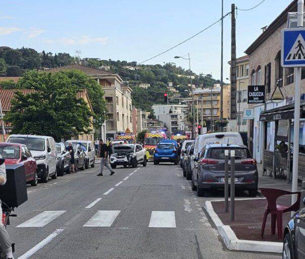 Trois blessés légers après un accident entre deux voitures ce jeudi dans la rue de Vallauris où la petite Kamilya est morte