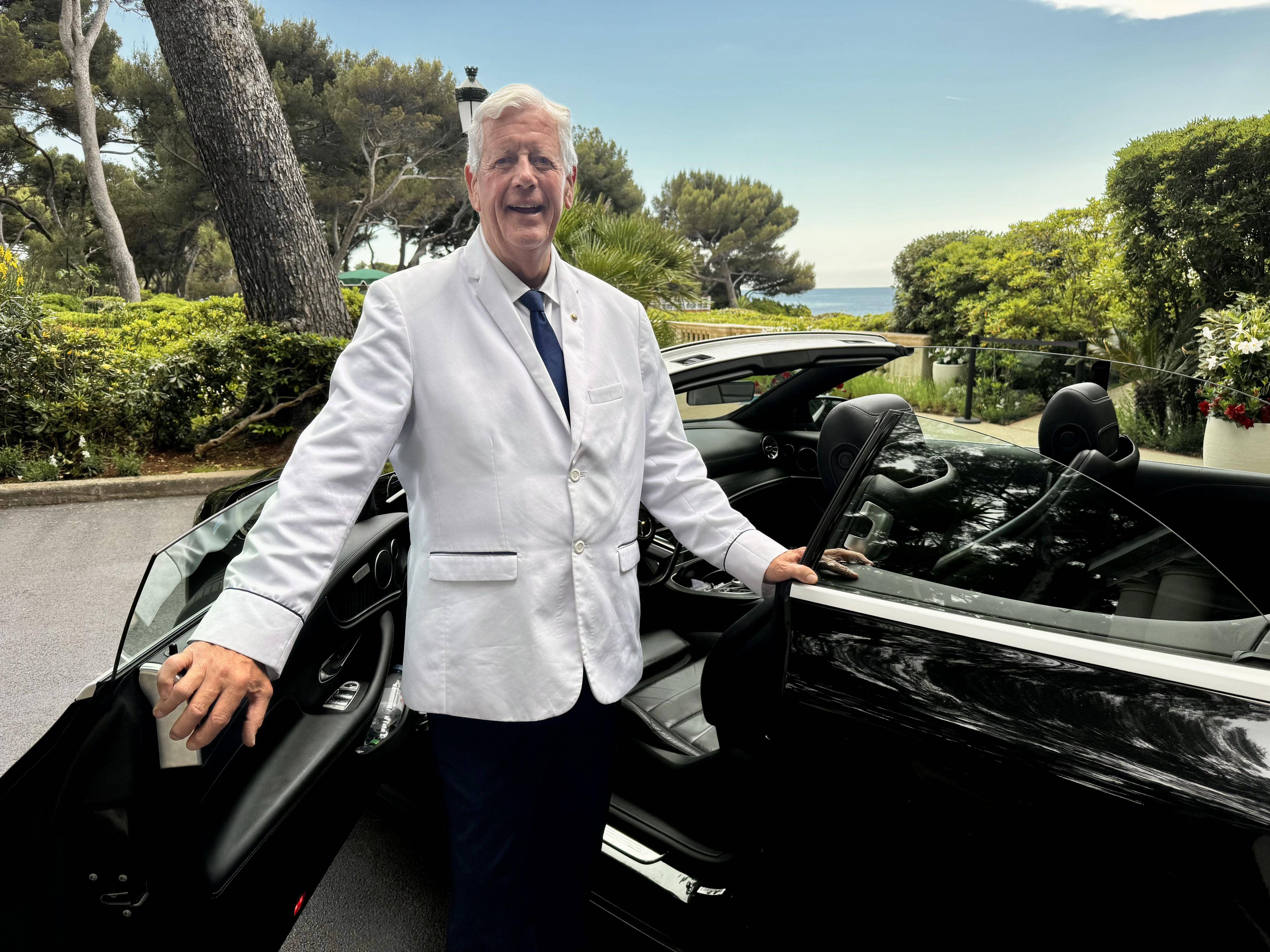 "Il faut rester soi-même, au naturel": le voiturier de l'hôtel Cap-Eden-Roc à Antibes raconte ses anecdotes après 50 ans de carrière aux côtés des plus grandes stars