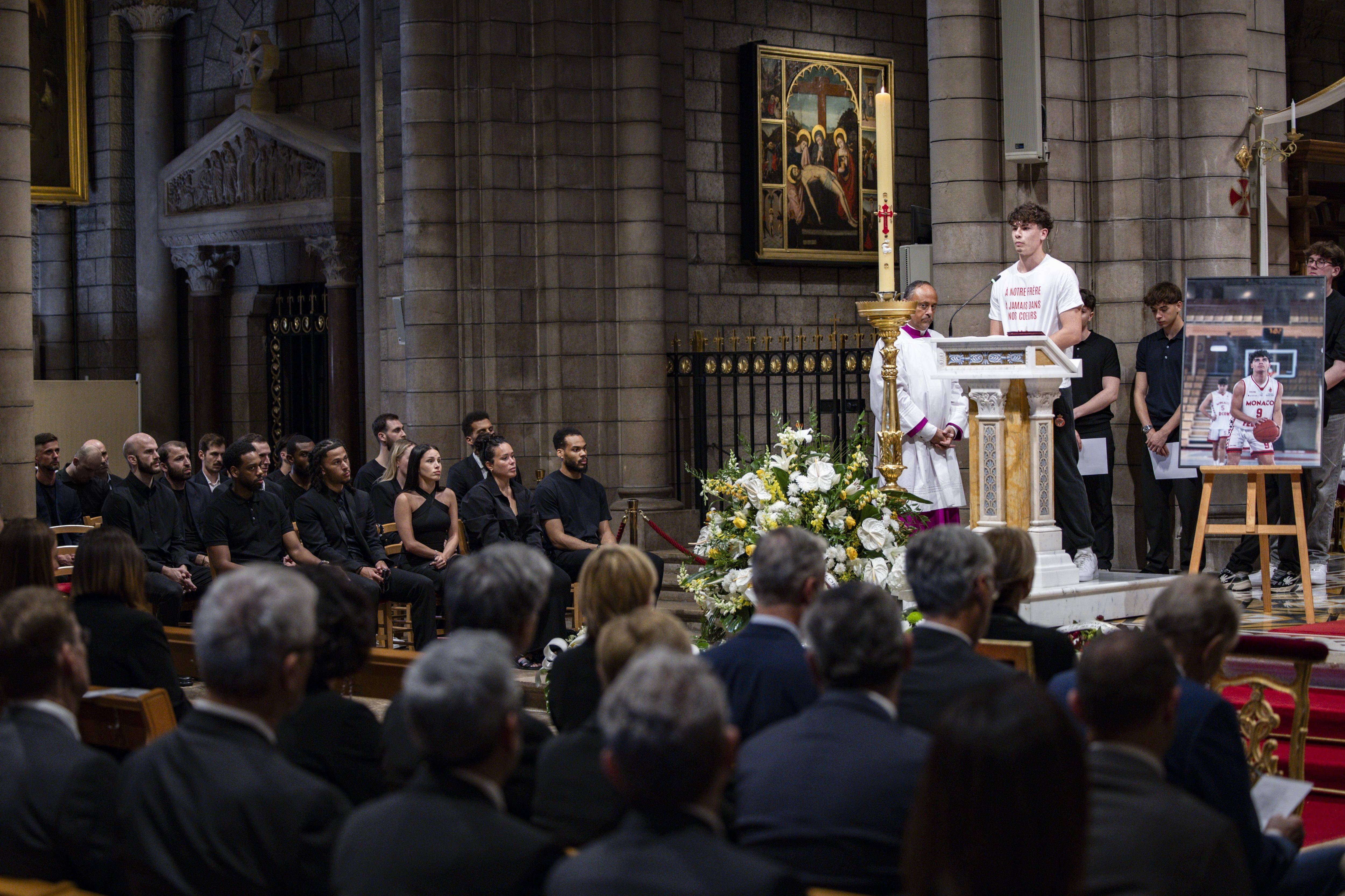 La Principauté de Monaco unie autour de la mémoire de Lorenzo, le jeune espoir de l'ASM Basket mort dans un accident sur l'A8 dimanche