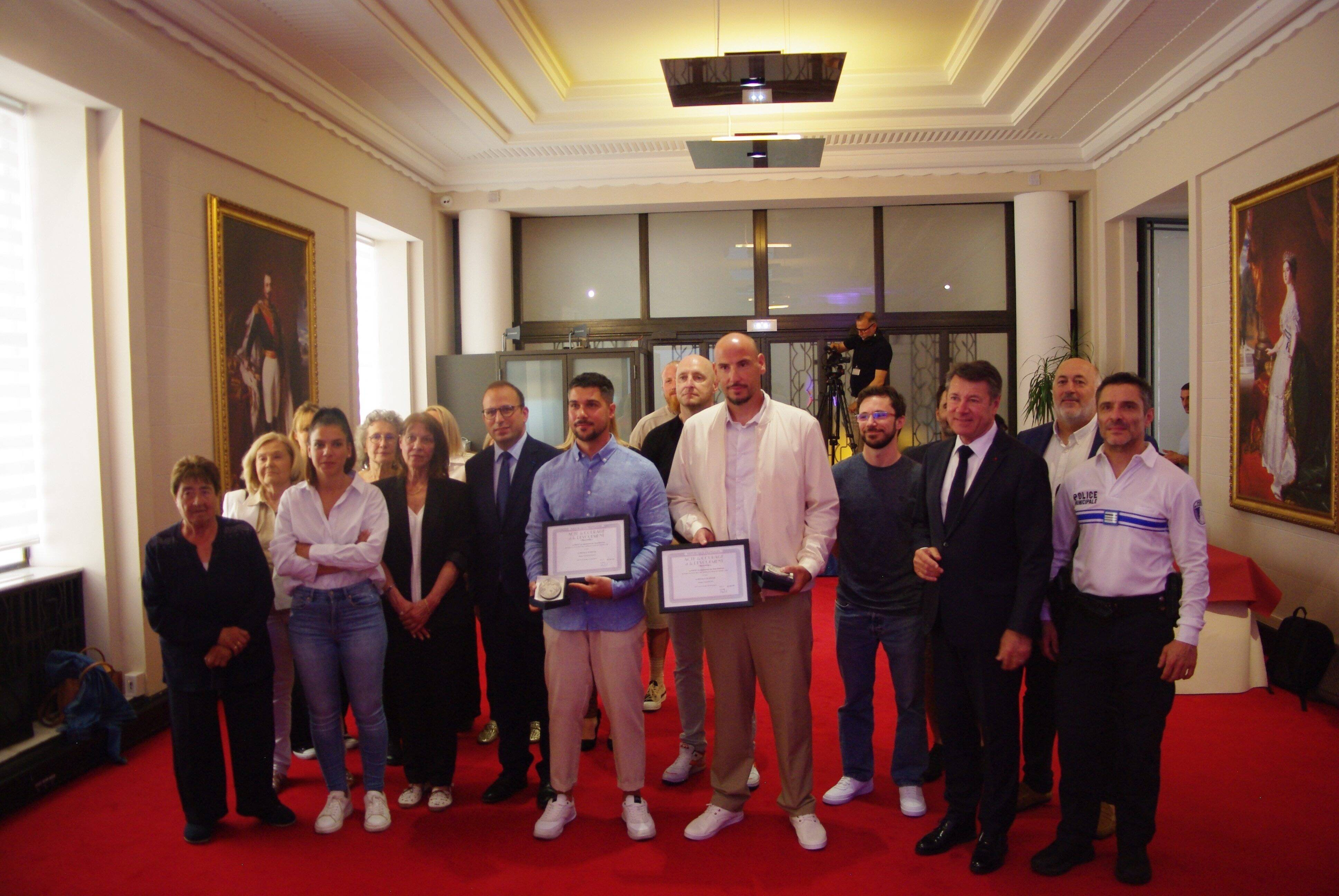 "Vous êtes des héros": ils avaient sauvé une retraitée agressée au sabre japonais en pleine rue à Nice, la Ville les met à l'honneur