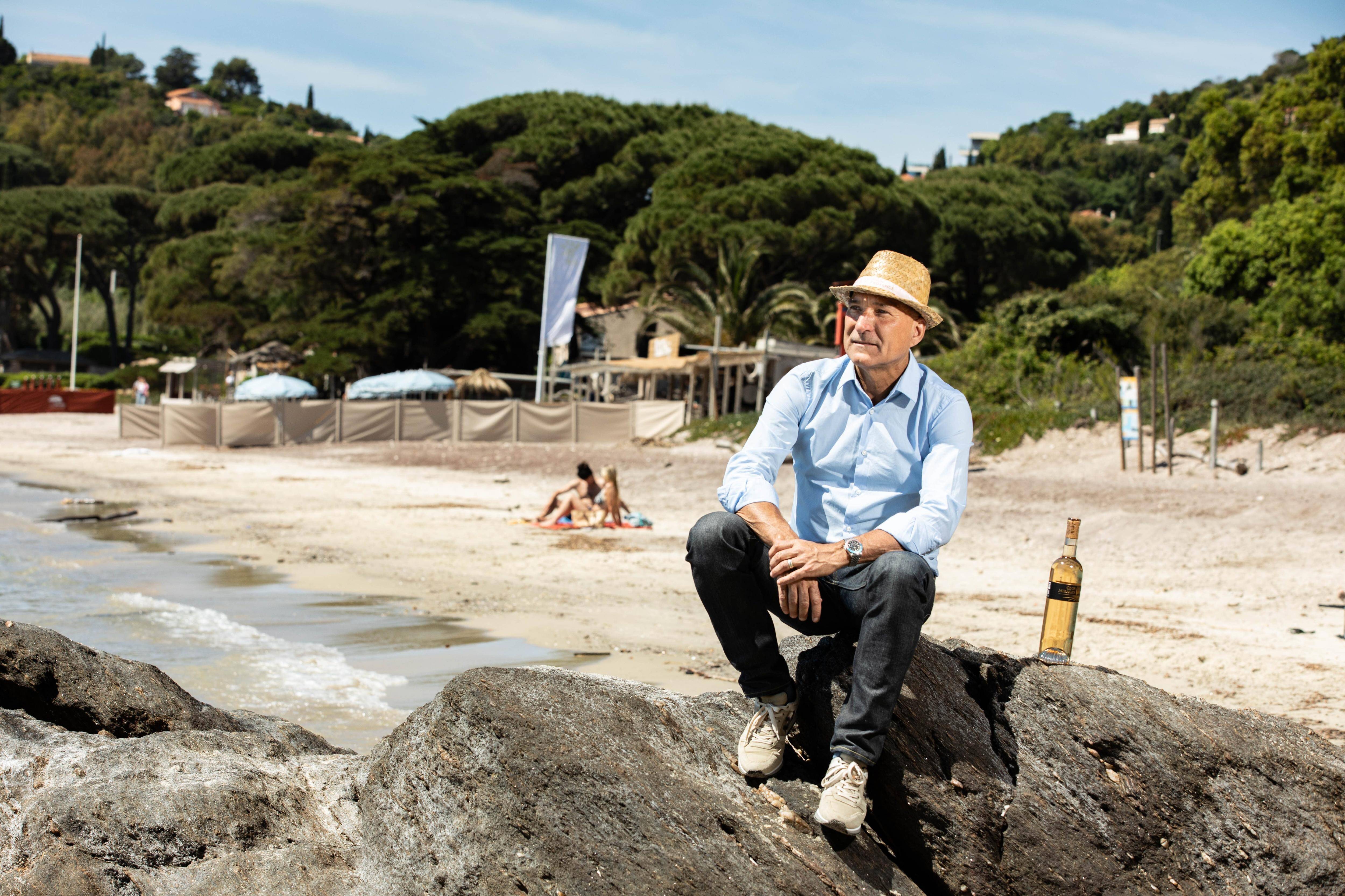 Après avoir investi dans la vigne, le propriétaire du Clos Mirages à La Môle, met le cap à la plage pour faire découvrir les rosés de repas: découvrez "Mirages à la plage"!