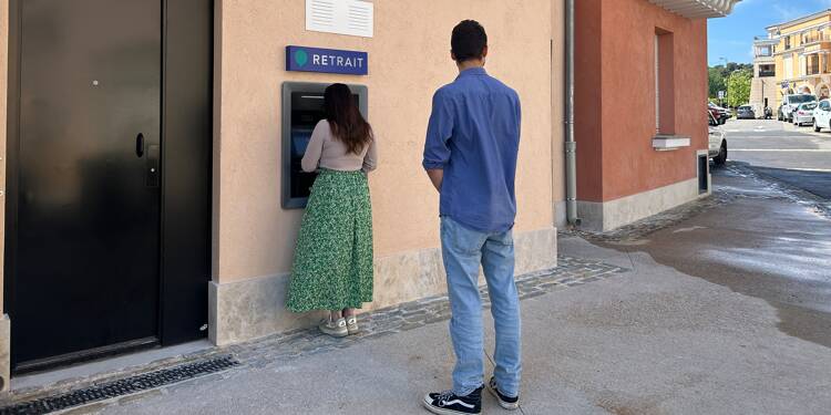 On l’attendait depuis des années avec impatience, ça manquait: ce village de la Côte d'Azur a financé un distributeur de billets (et ça change tout)