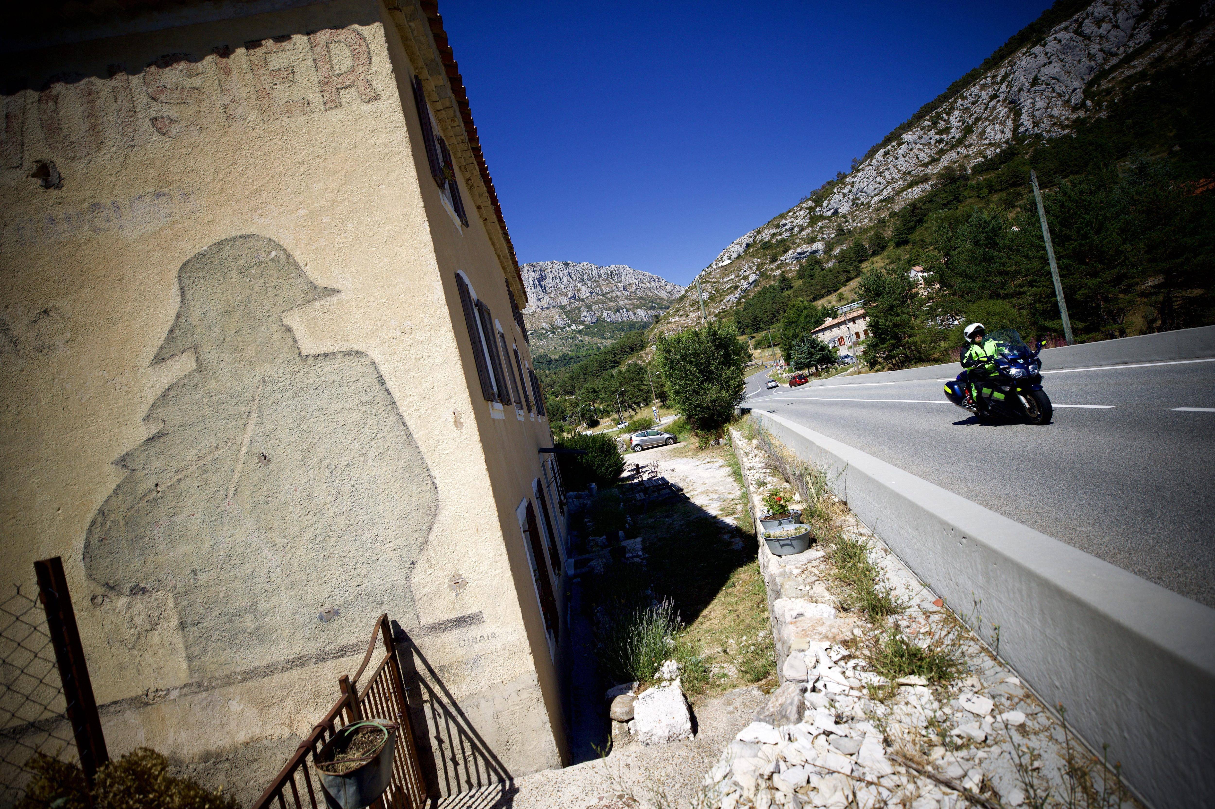 Doublé par un camion frigorifique, le motard avait trouvé la mort Route Napoléon dans le Var: le conducteur condamné à un an de détention sous bracelet