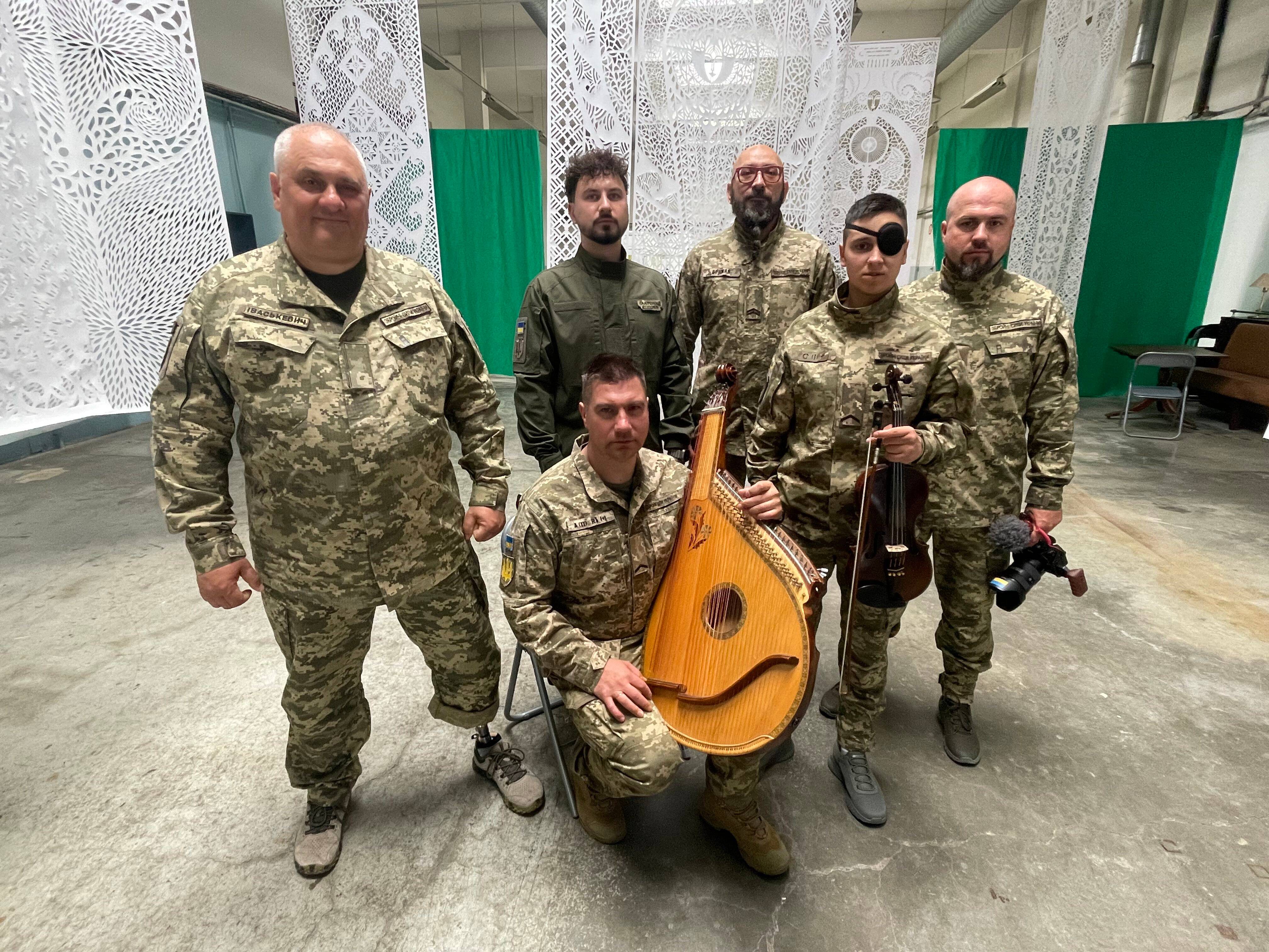 "Nous sommes venus personnaliser la guerre": qui sont ces musiciens militaires ukrainiens mis à l'honneur au Festival de Cannes?