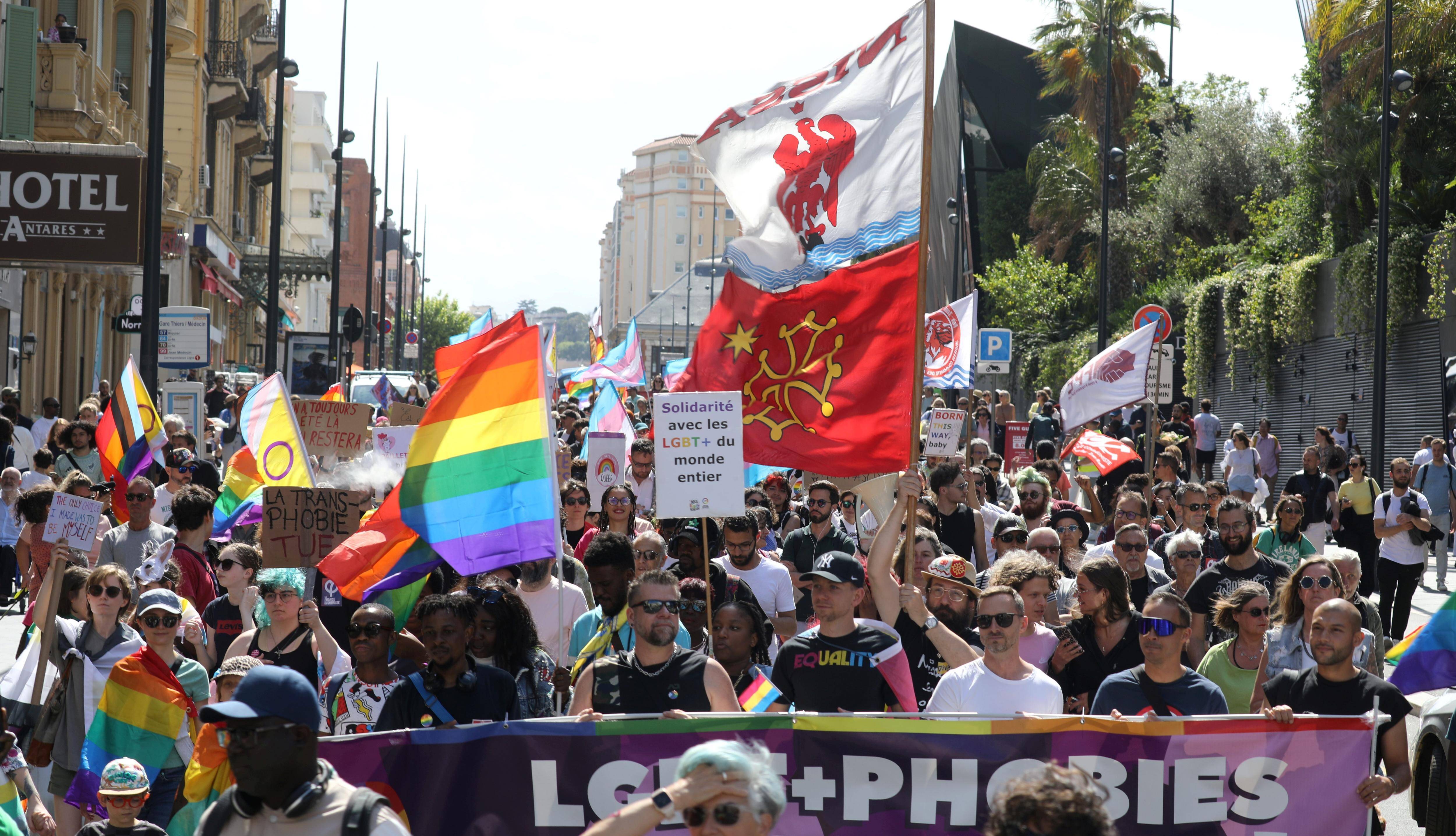 Ils se livrent à des saluts nazis au passage de la manif anti-LGBTphobies à Nice