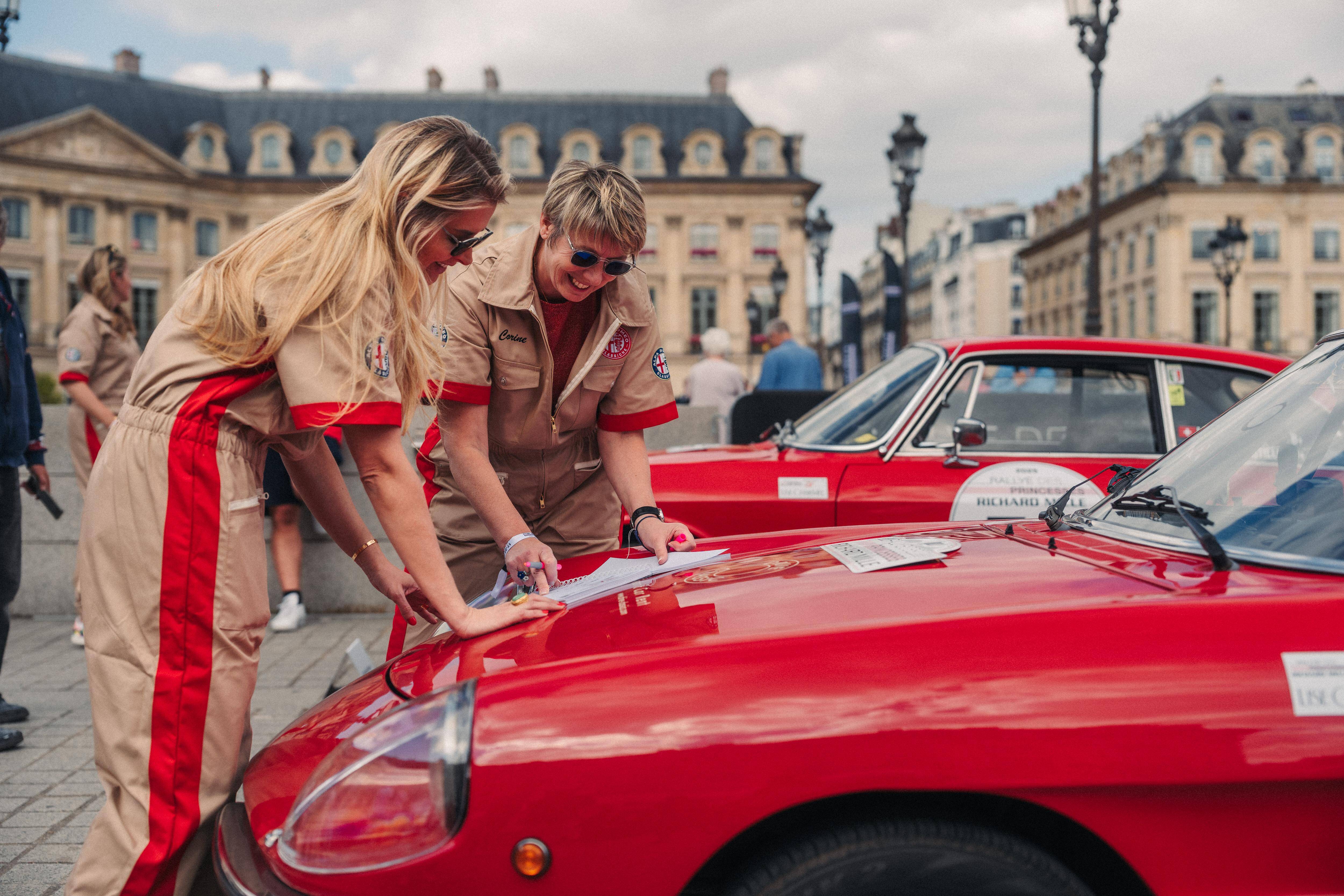 Une journaliste varoise en course de Paris à Saint-Tropez au volant d'une Alfa Romeo Spider de 1976
