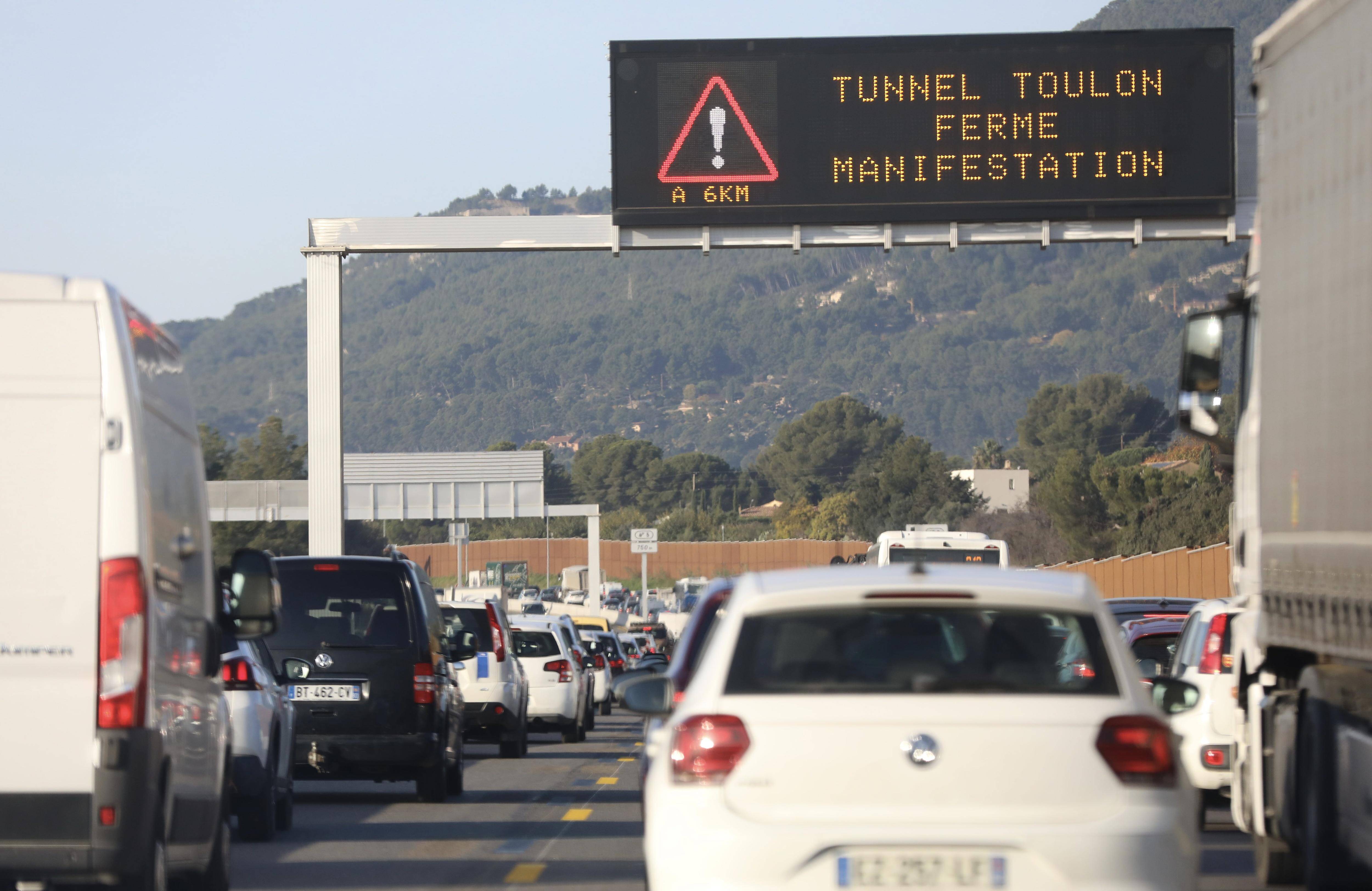 Toulon paralysée par les taxis en colère ce lundi matin: galère en vue pour entrer et sortir de la ville en voiture