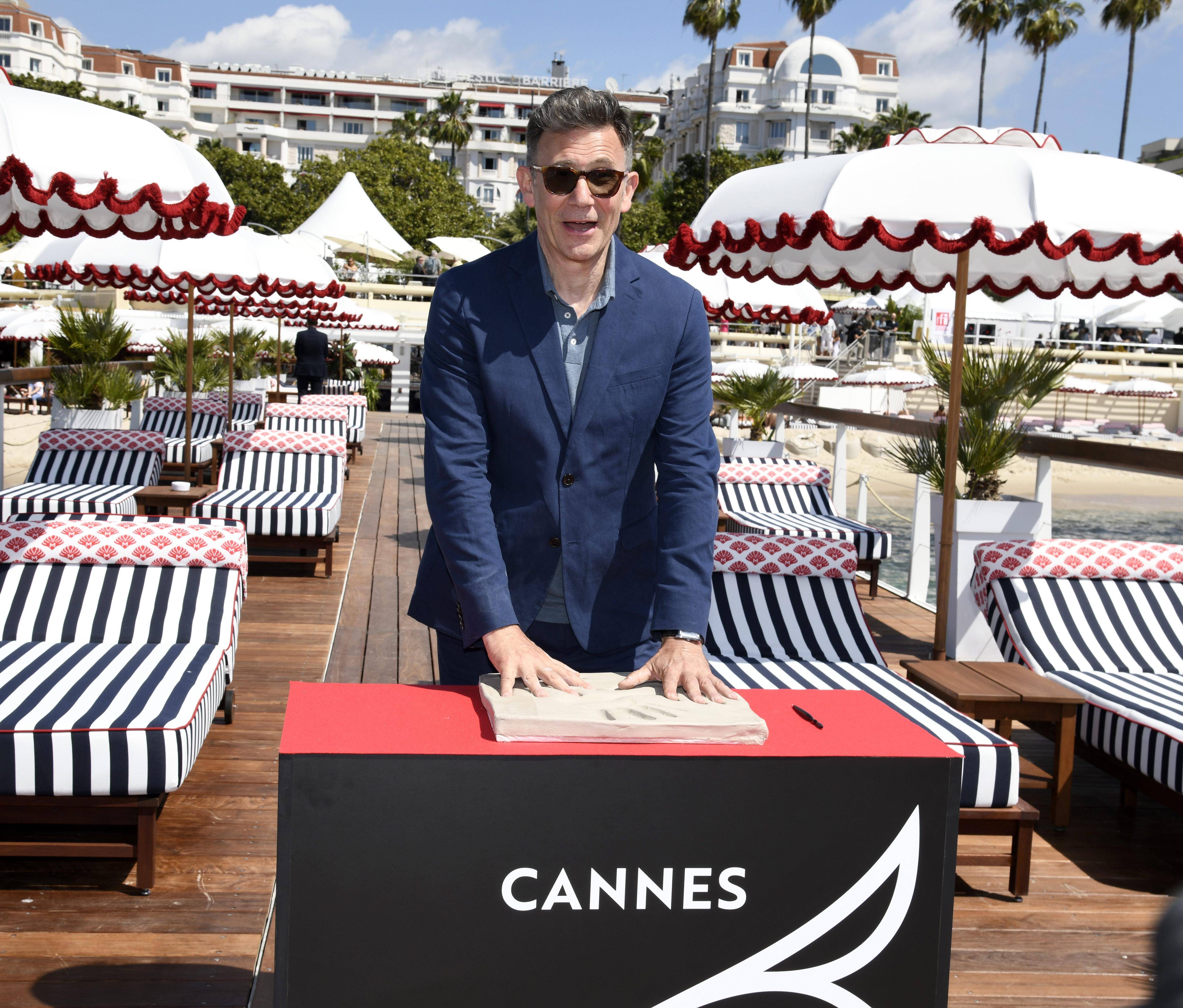 Ils sont près de 400 à s'être prêtés au jeu... Quelle star de cinéma laissera son empreinte sur le chemin des Etoiles, cette année à Cannes?