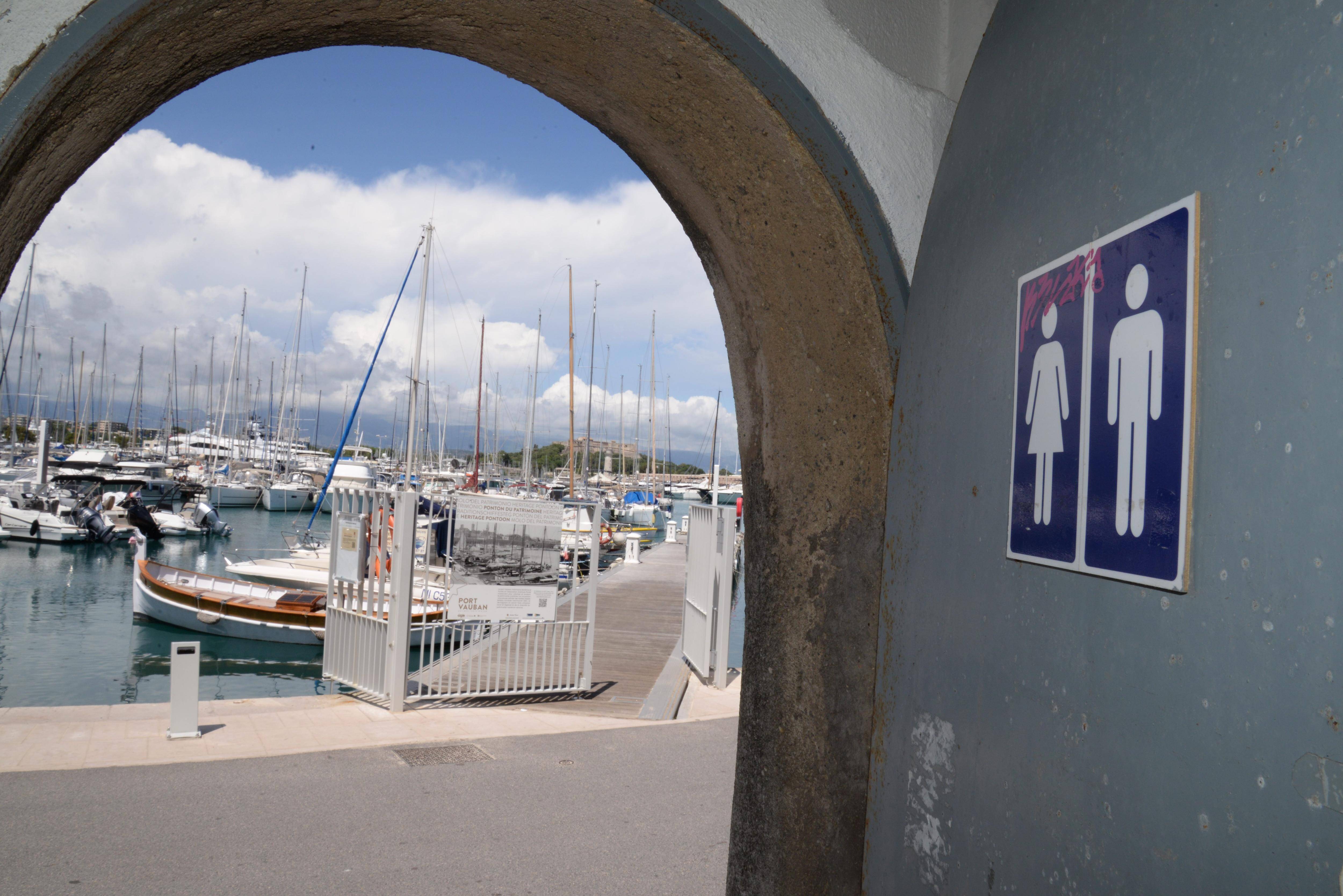 "Indigne d'une station touristique": pannes et incivilités subsistent dans les toilettes publiques d'Antibes à l'approche de la saison estivale