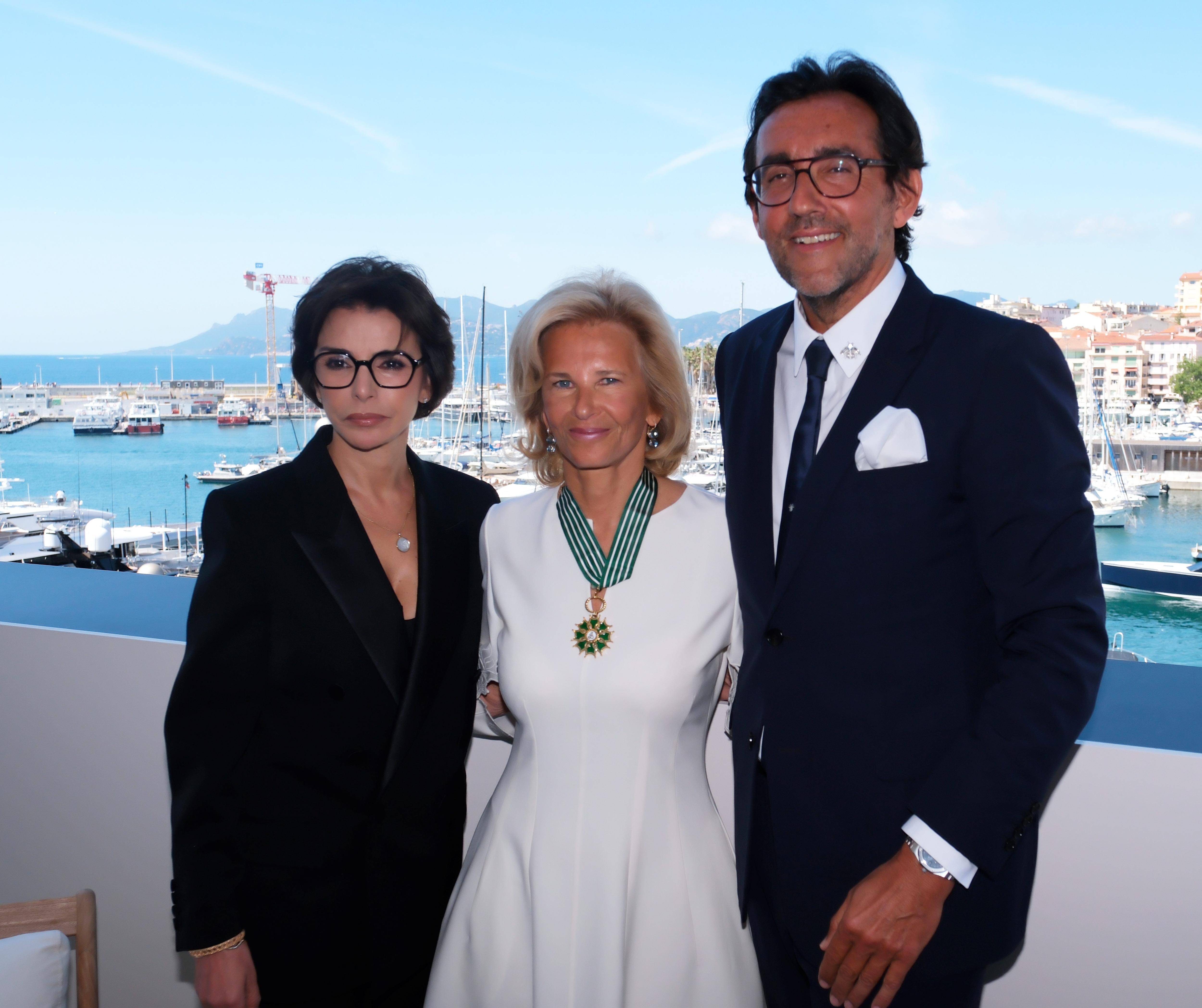 La présidente du Festival de Cannes Iris Knobloch, a reçu ce dimanche les insignes commandeur des Arts et des Lettres