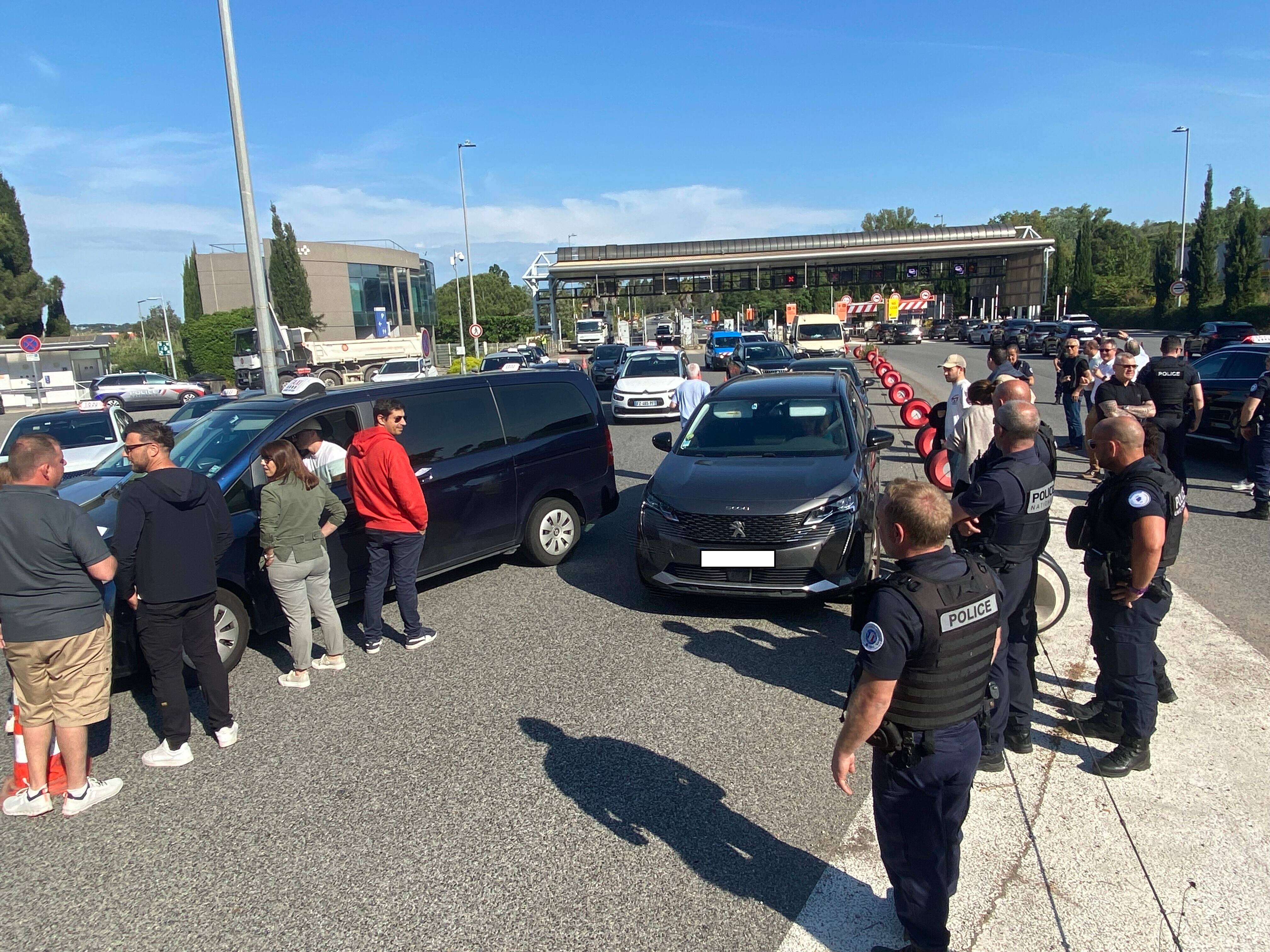 "Pour les malades isolés, nous sommes souvent le seul lien entre le domicile et l'hôpital": à Fréjus, des chauffeurs de taxi manifestent