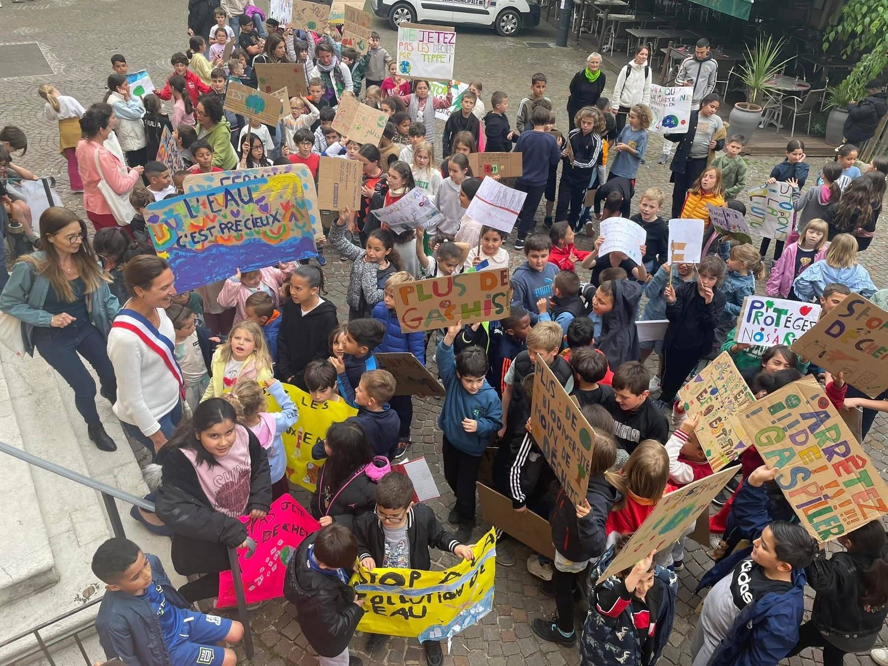 "Plus de biodiversité, moins de déchets": des jeunes enfants manifestent pour la planète à Vence