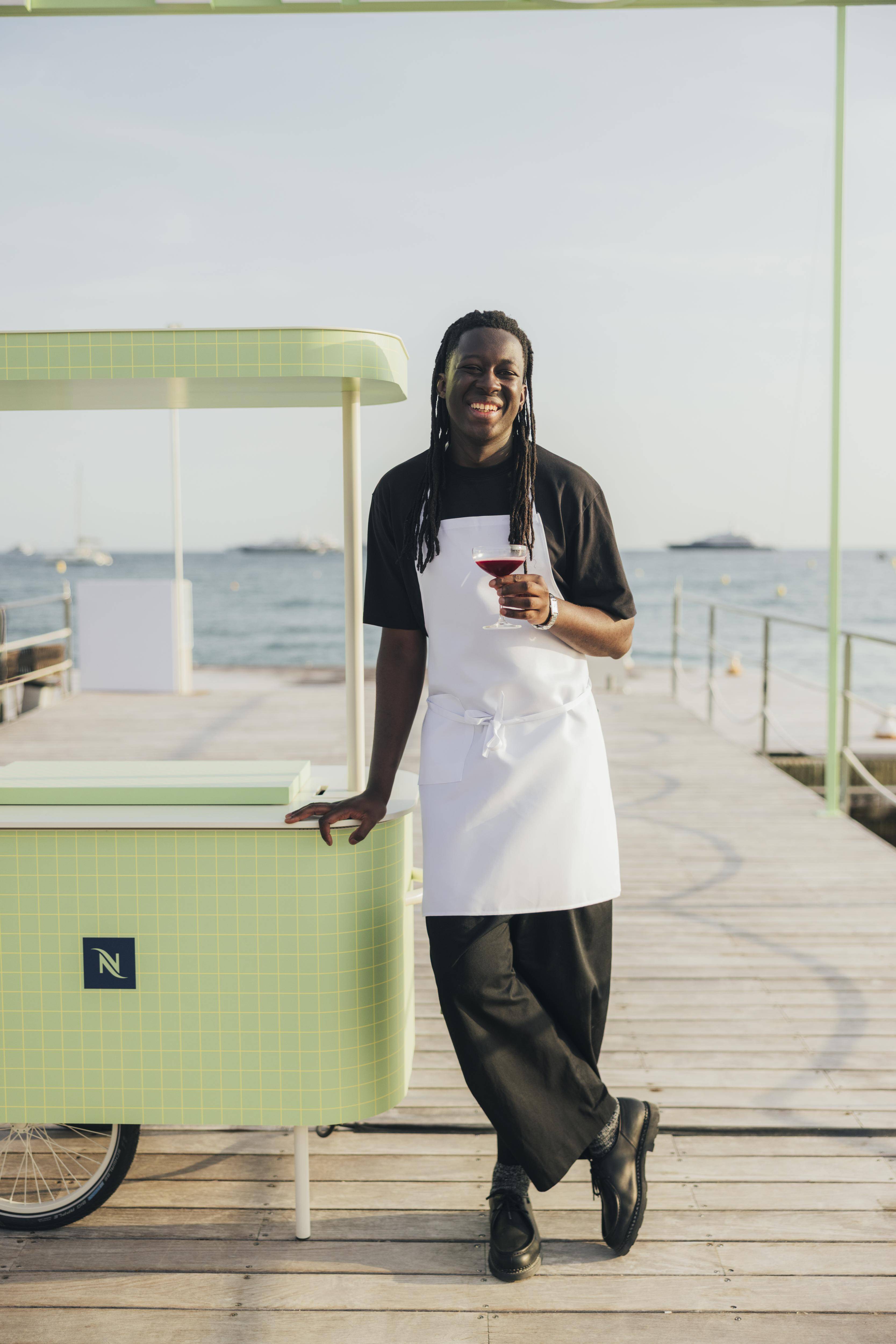 "Le métier de chef, aujourd'hui, c'est penser comme un réalisateur": le chef Mory Sacko régale la plage Nespresso à Cannes aux côtés d'Eva Longoria
