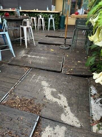 "L'eau a soulevé le plancher de la terrasse": une commerçante à Saint-Clair au Lavandou témoigne après les fortes pluies