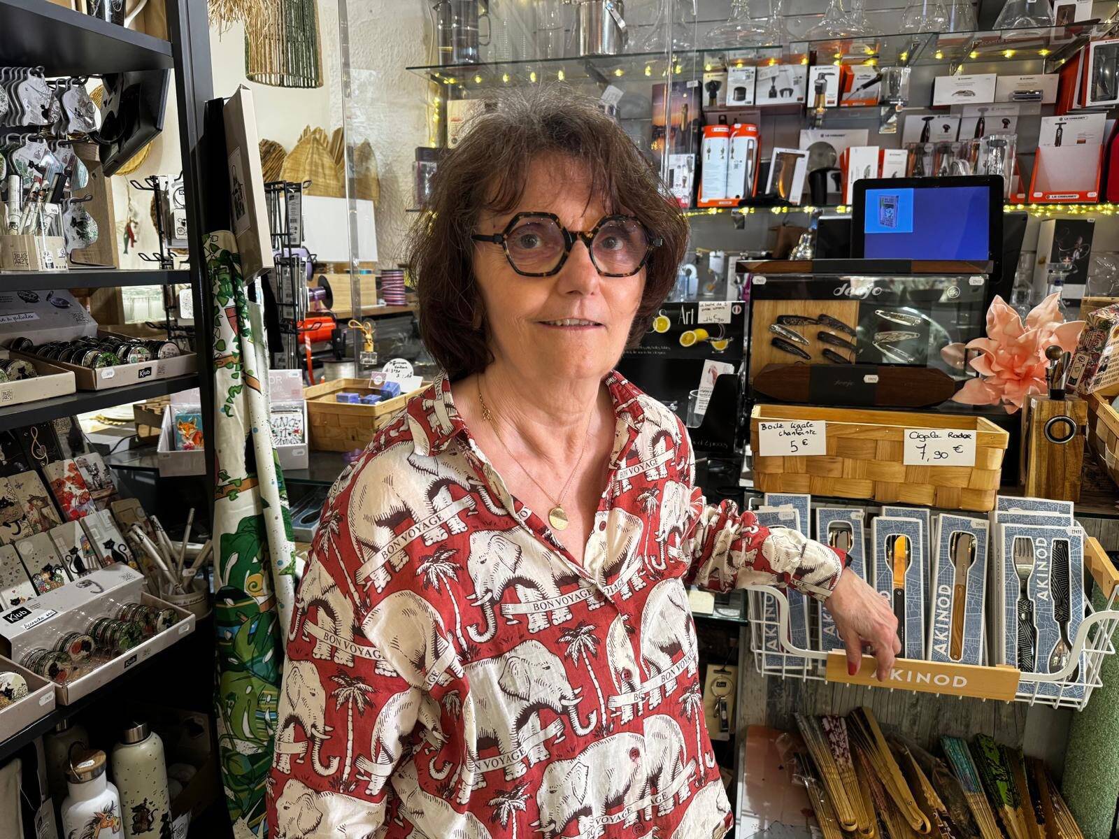 "Même si je m'en vais, je ne serai jamais loin": après 43 ans à tenir le célèbre magasin Au gré du jour à Antibes, Élisabeth Dolce part à la retraite