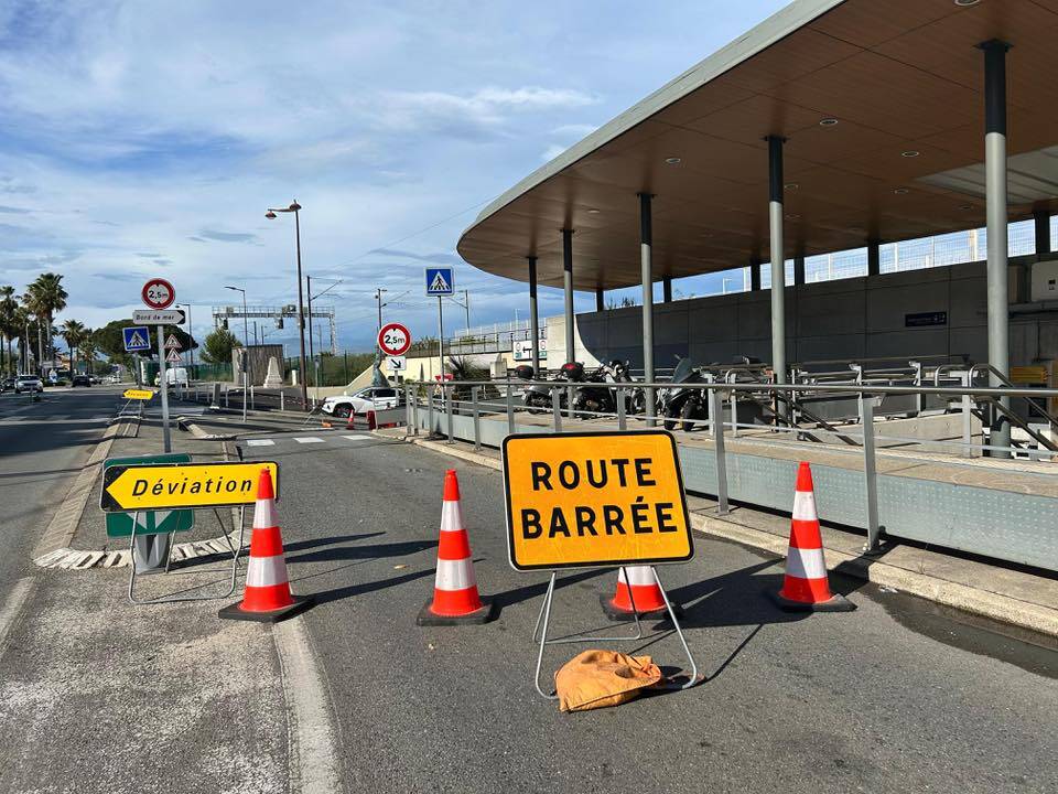 L'effondrement d'une grille d'eaux pluviales entraîne des difficultés de circulation sur le bord de mer entre Antibes et Villeneuve-Loubet