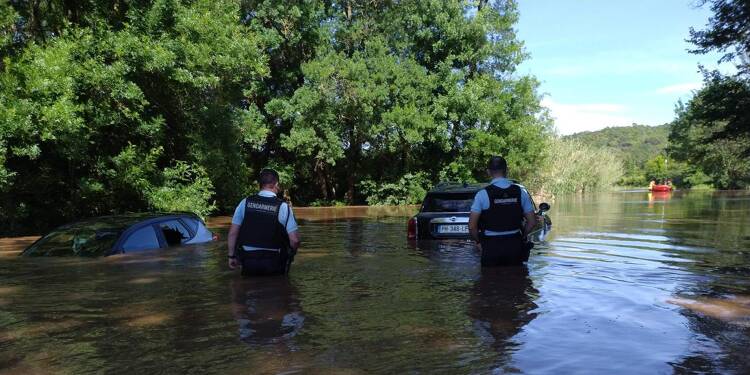 Trois véhicules emportés par une vague à Gassin, quatre personnes sauvées des eaux