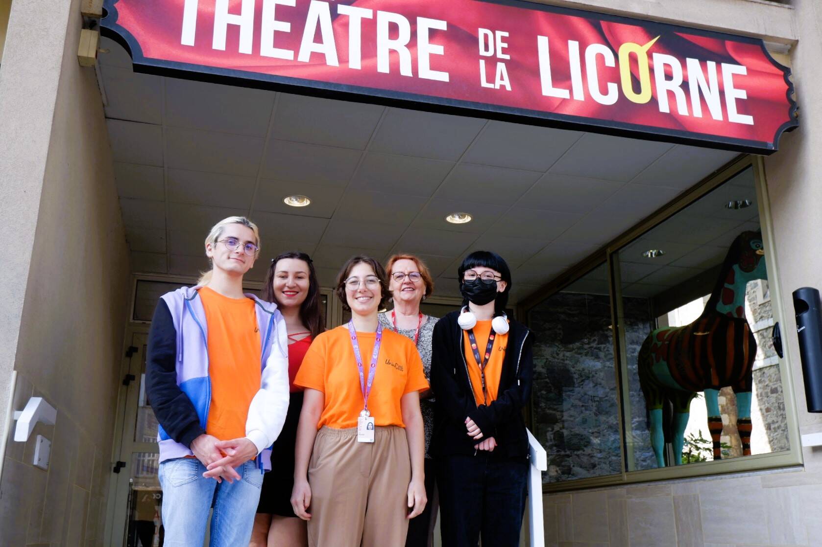 Ce sont les petites mains du Festival de Cannes: à la rencontre de ces bénévoles "unis par la passion du cinéma", venus de toute la France