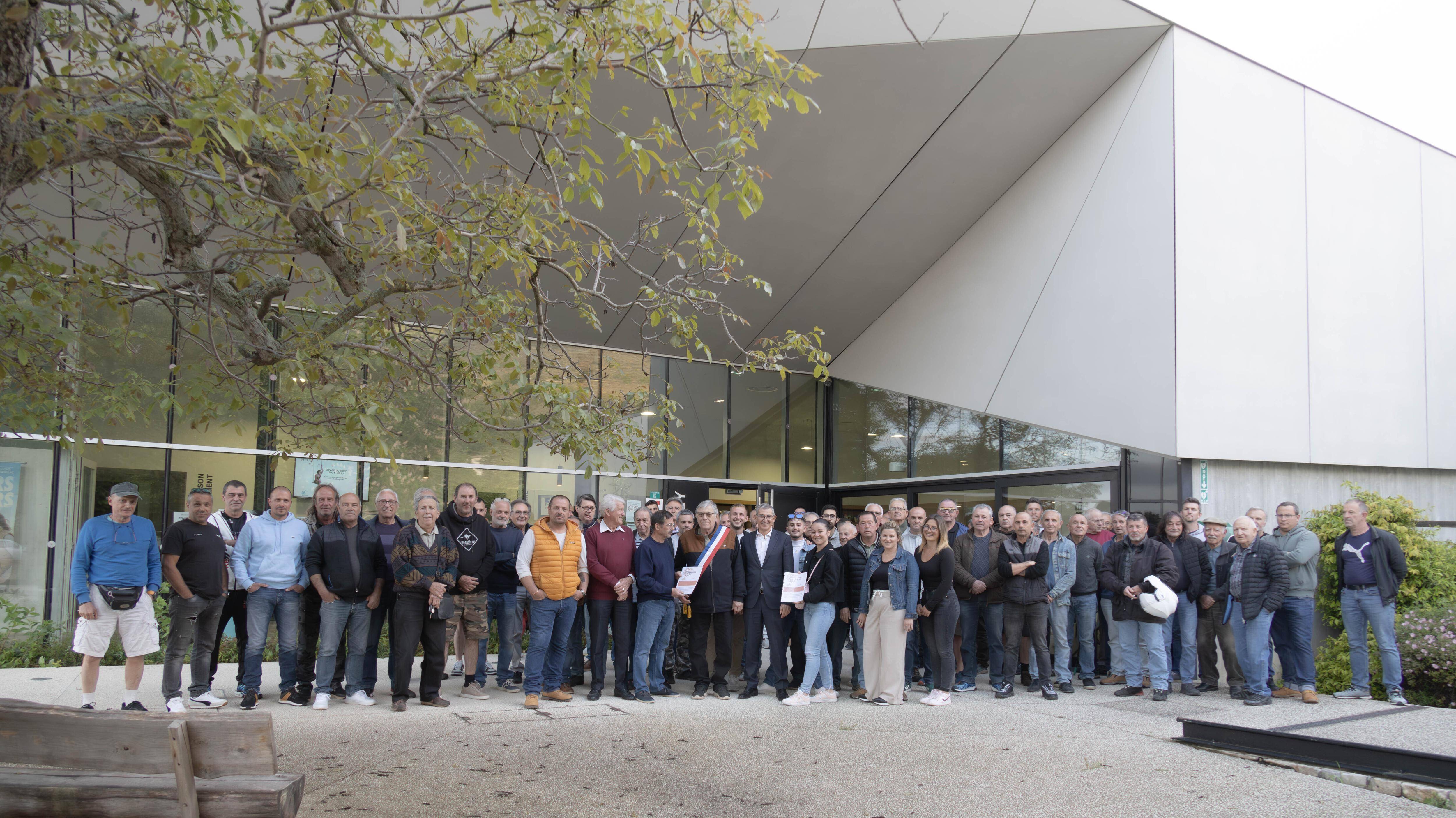 "Si la chasse meurt, il n'y aura plus rien du tout": dans ce village de l'arrière-pays de Grasse, les chasseurs ont remis au maire un manifeste pour "la liberté de chasser"