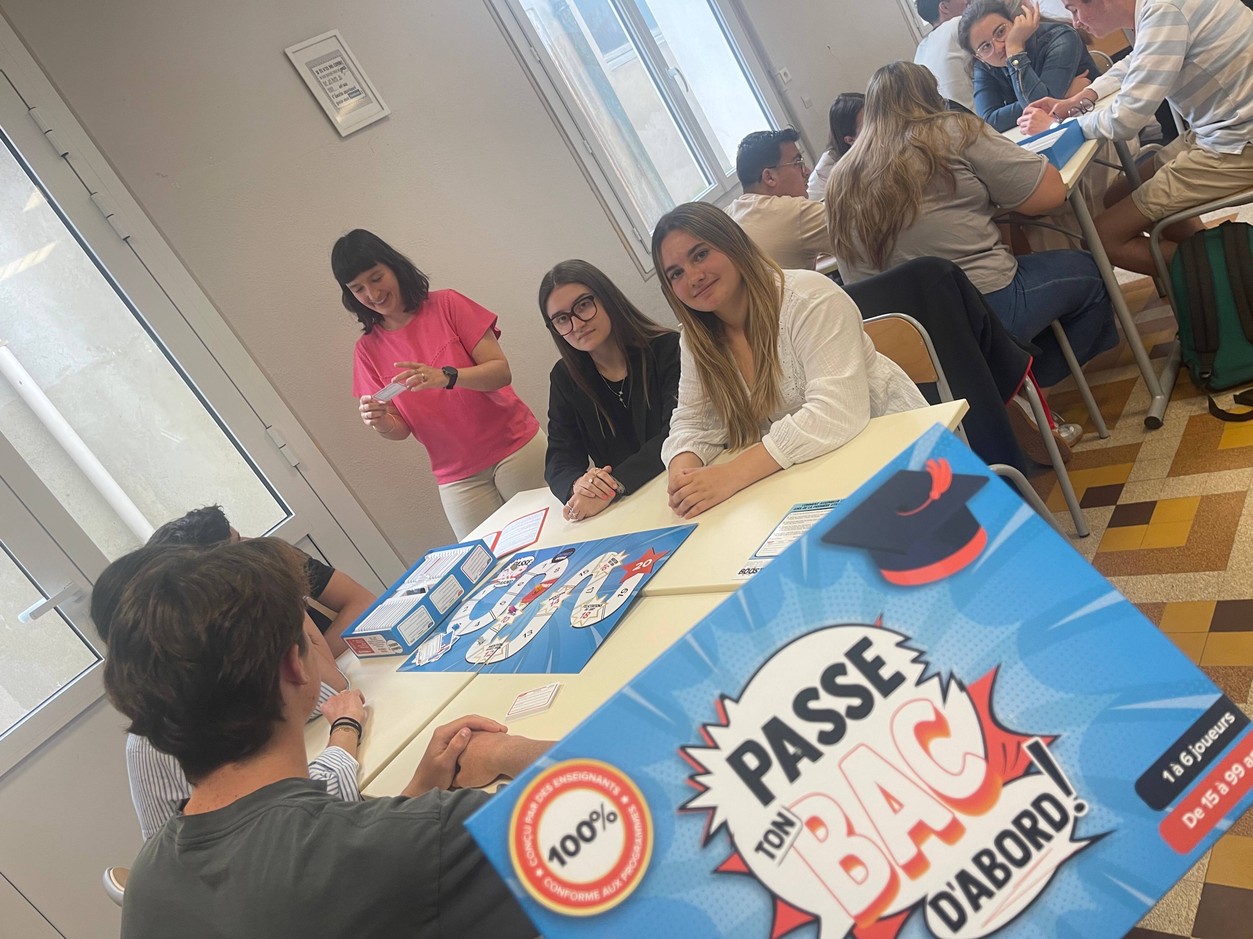 "Une façon plus interactive d'apprendre": des lycéens toulonnais testent un jeu de société pour réviser le bac en s'amusant
