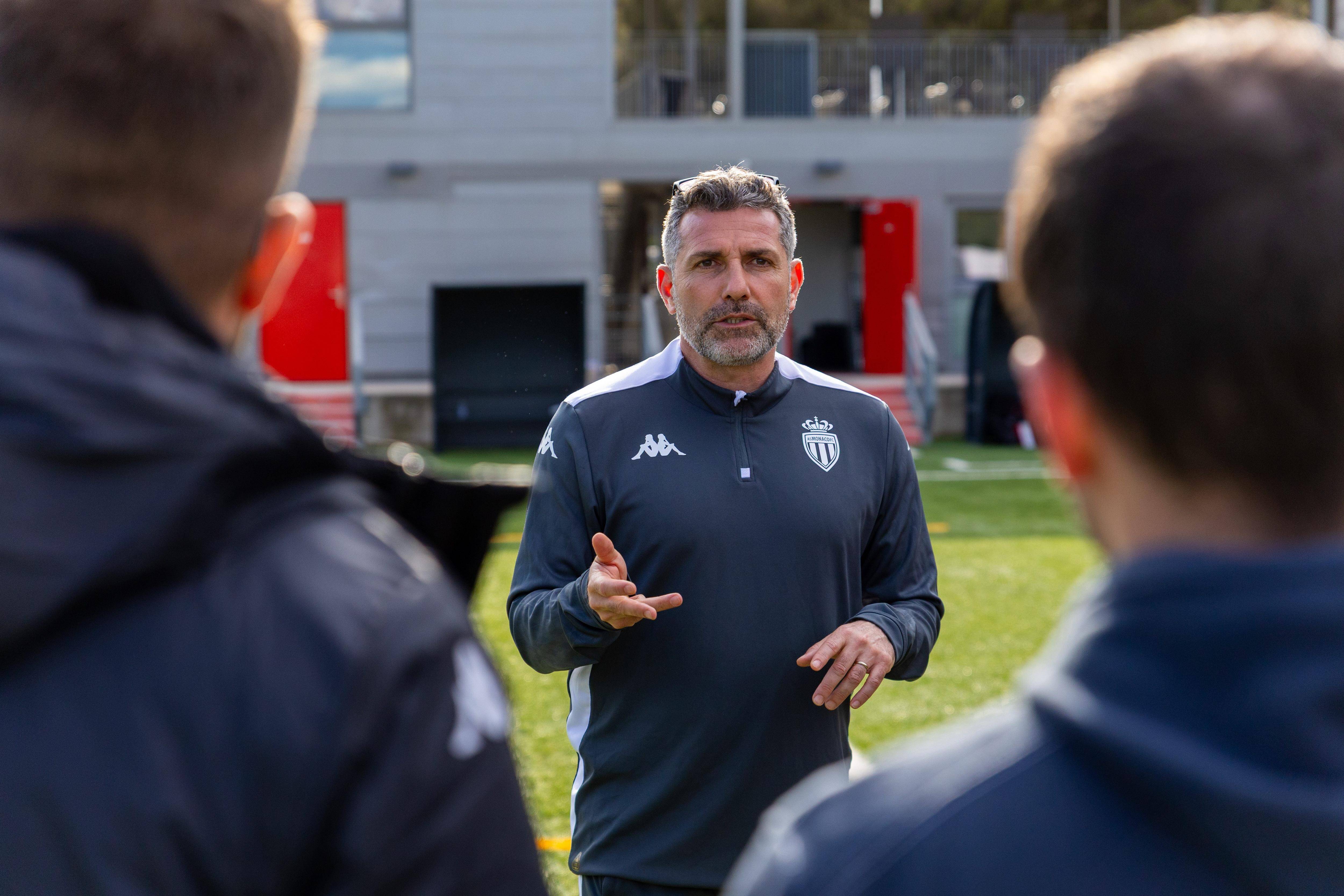 "J'étais content de voir son sourire ce matin": le directeur du centre de formation de l'AS Monaco partage son émotion et son soulagement après le malaise de Samuel Nibombé