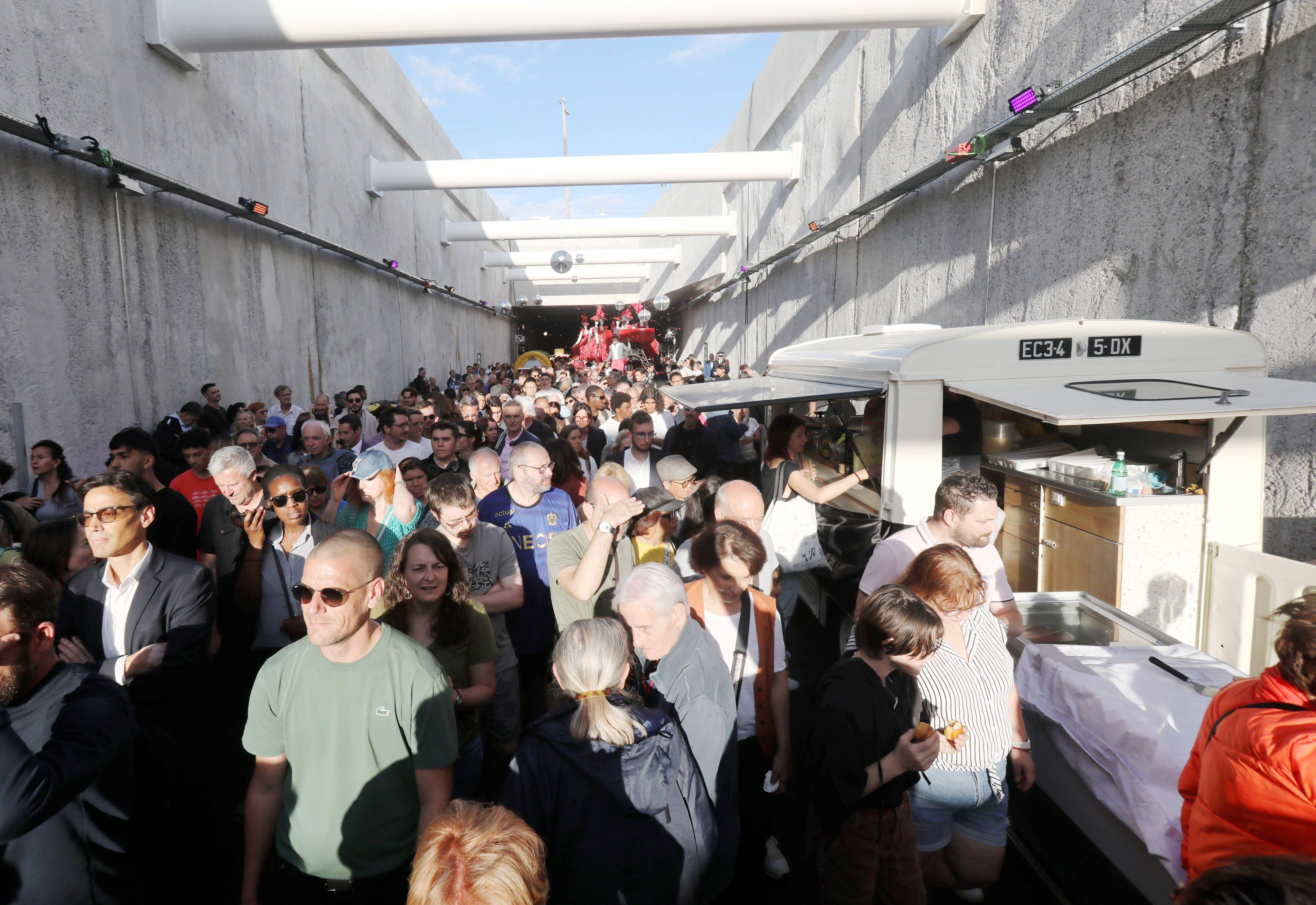 Musique, défilé, socca... Grande fête populaire pour inaugurer le tunnel de la sortie ouest de la voie Mathis à Nice