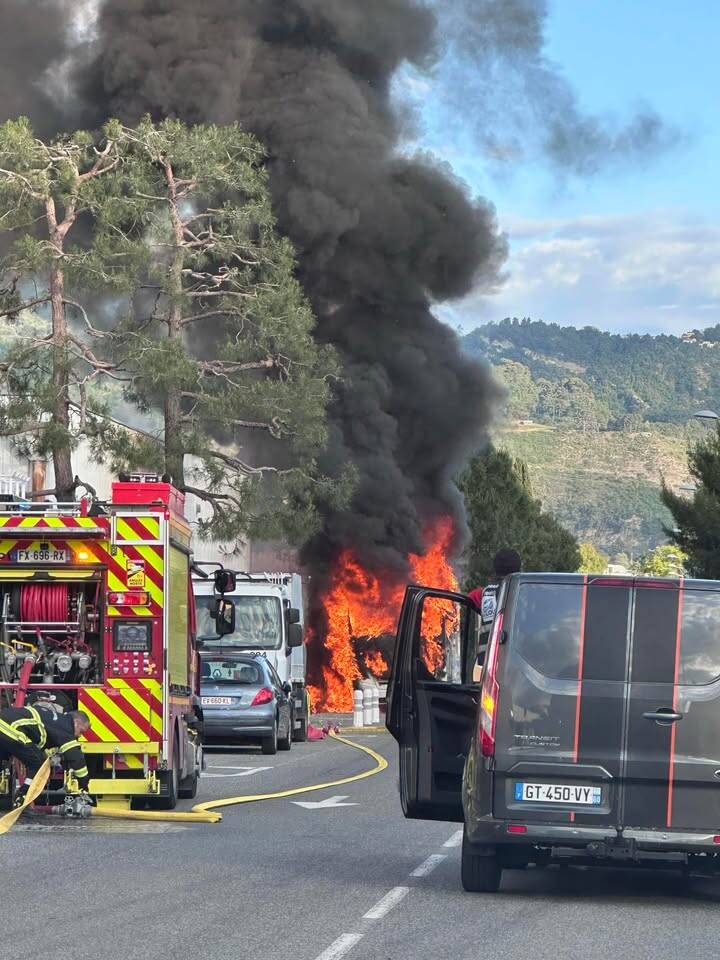 Un véhicule prend feu dans la zone industrielle de Carros, important dégagement de fumée