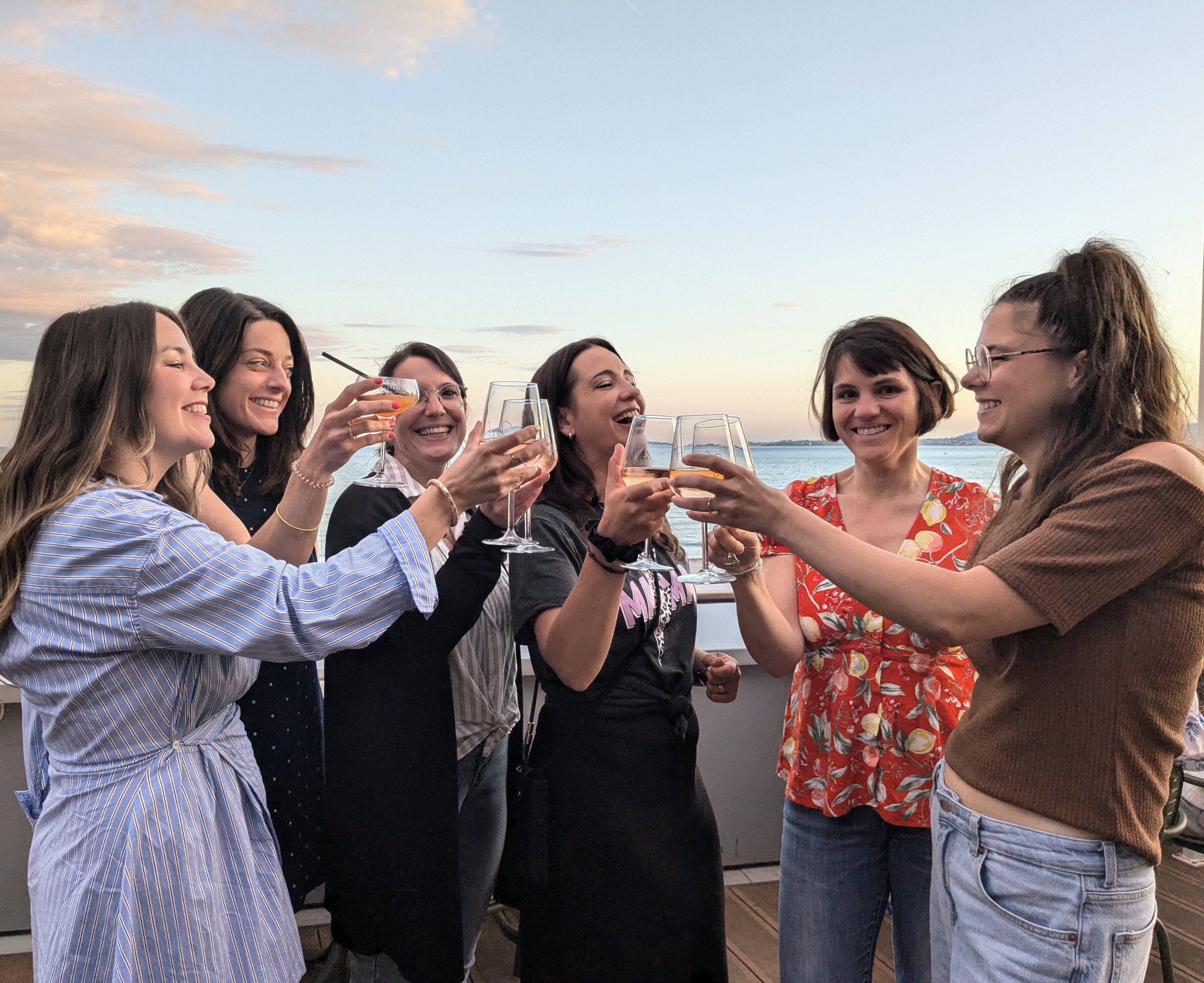 Pourquoi les apéros et soirées entre mamans cartonnent et séduisent de plus en plus les mères de famille