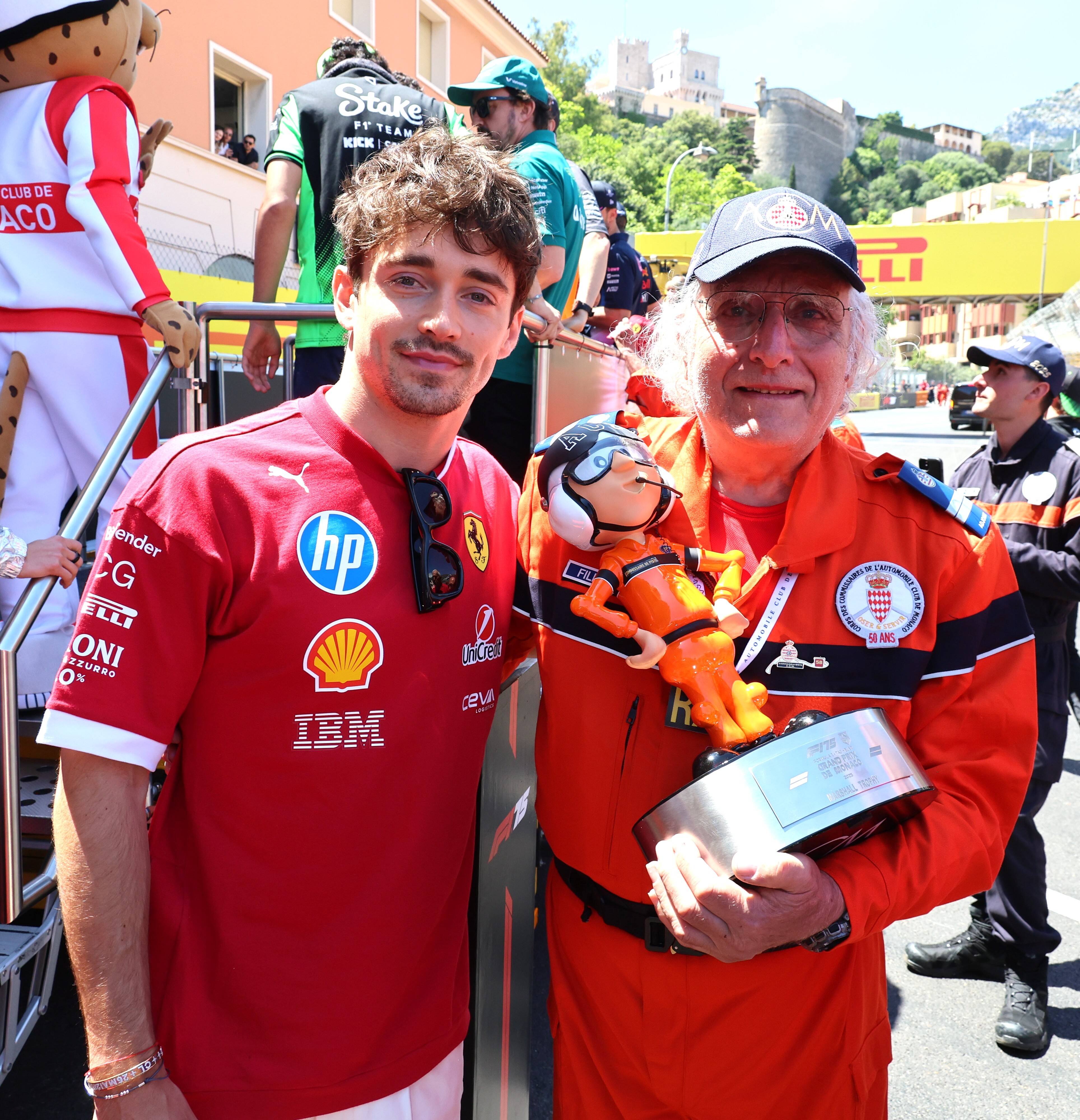 "Le Grand Prix de Monaco, c'est une passion, c'est ma vie": Jean-Luc Filippi reçoit le "Marshall Trophy" des mains de Charles Leclerc