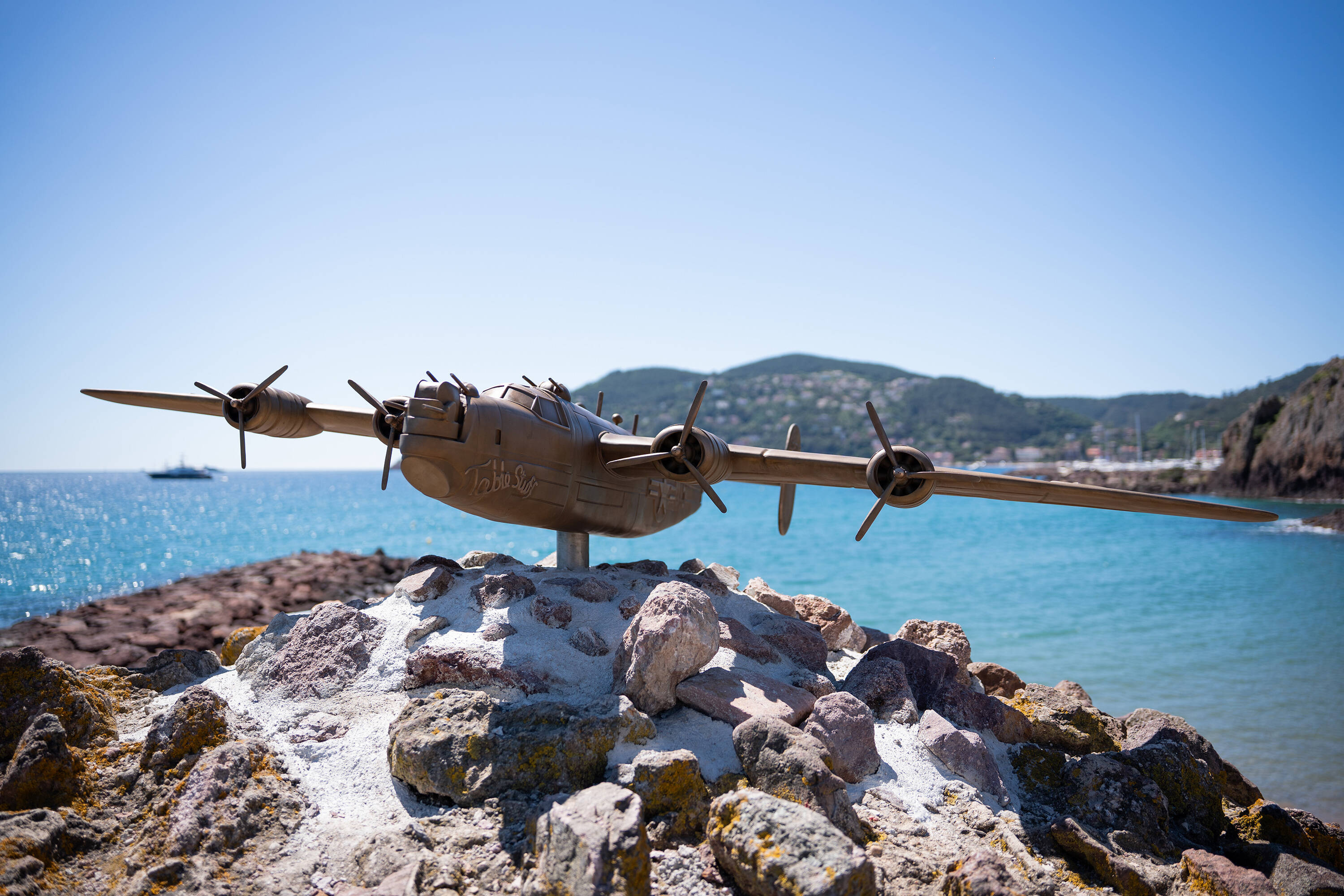 "N'oubliez pas que la liberté a un prix": Mandelieu dévoile une sculpture en hommage aux aviateurs américains qui se sont crashés en mer lors de la Seconde Guerre mondiale