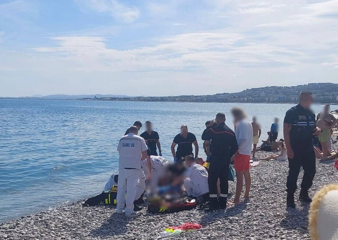Un baigneur en cours de réanimation sur la plage de la Promenade des Anglais à Nice