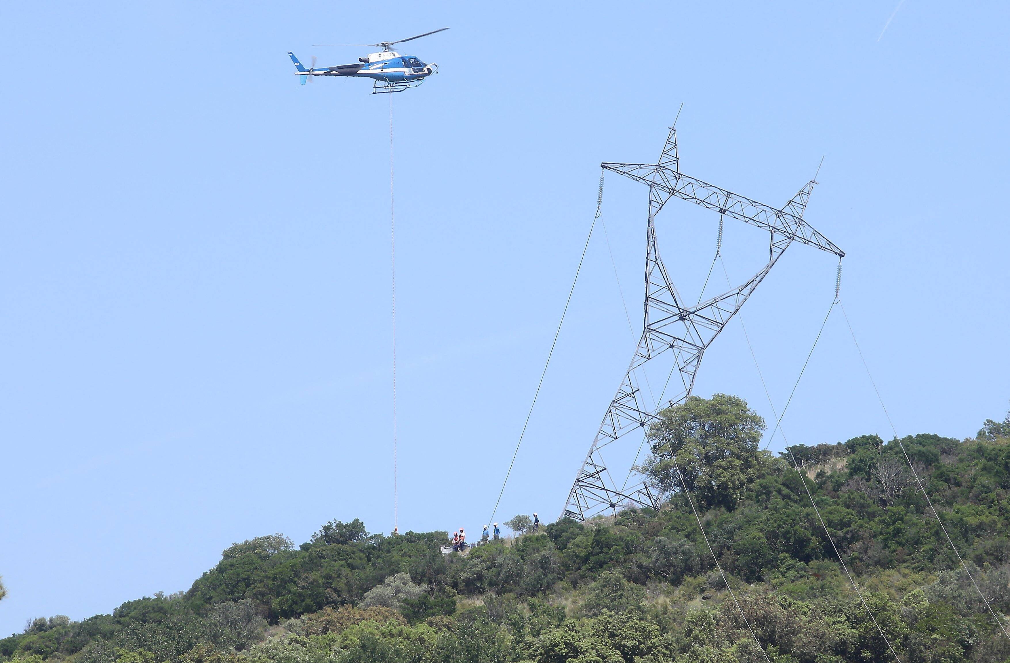 Panne d'électricité géante: on vous raconte l'impressionnante opération de sauvetage du pylône saboté qui se poursuit ce mardi