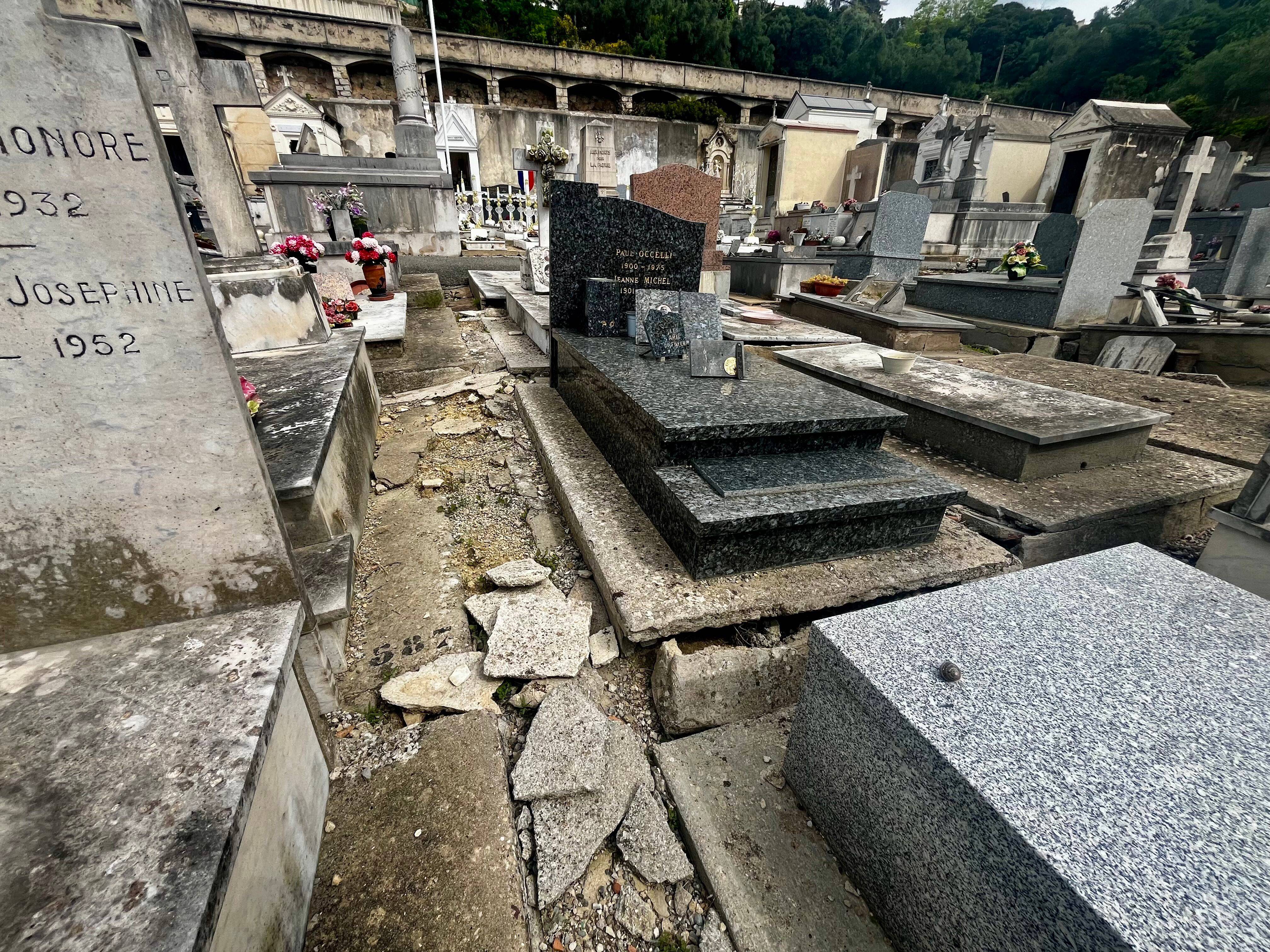 Des tombes vieilles de deux siècles, des sources d'eau qui abîment les caveaux... Le maire de Vallauris explique pourquoi la rénovation du Vieux cimetière est si complexe
