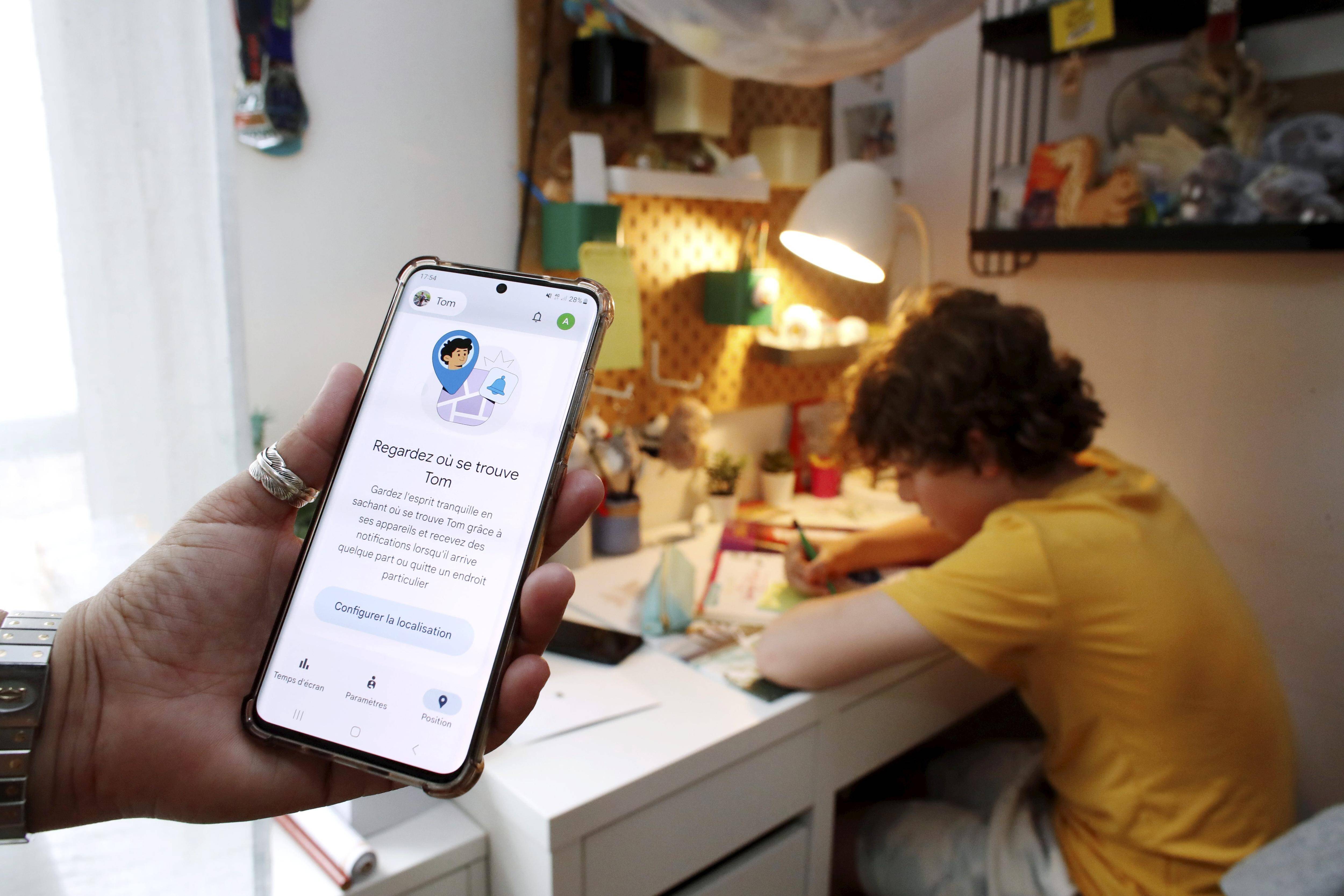 "Je géolocalise mes filles, ça me rassure", ces parents qui utilisent des applications pour tracer leurs enfants