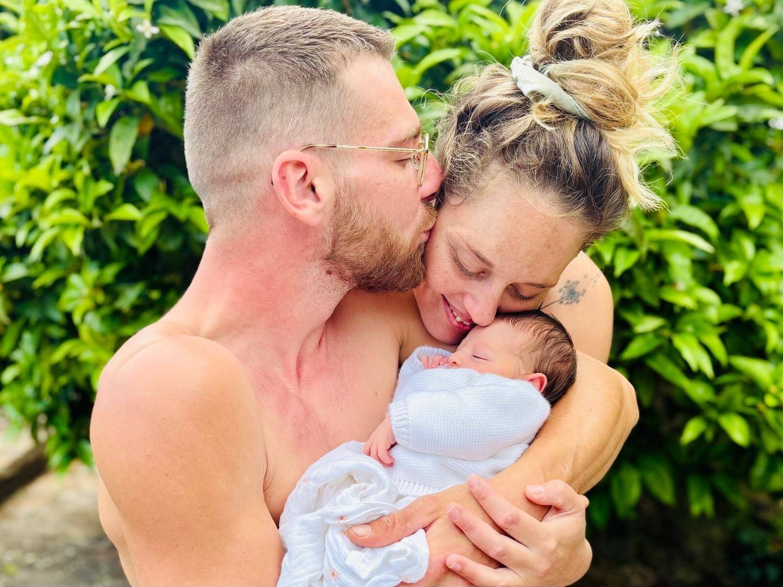 "J'ai senti des contractions très fortes, des poussées et la tête était déjà sortie": prise de court, cette Azuréenne accouche de leur petite fille chez eux, elle raconte