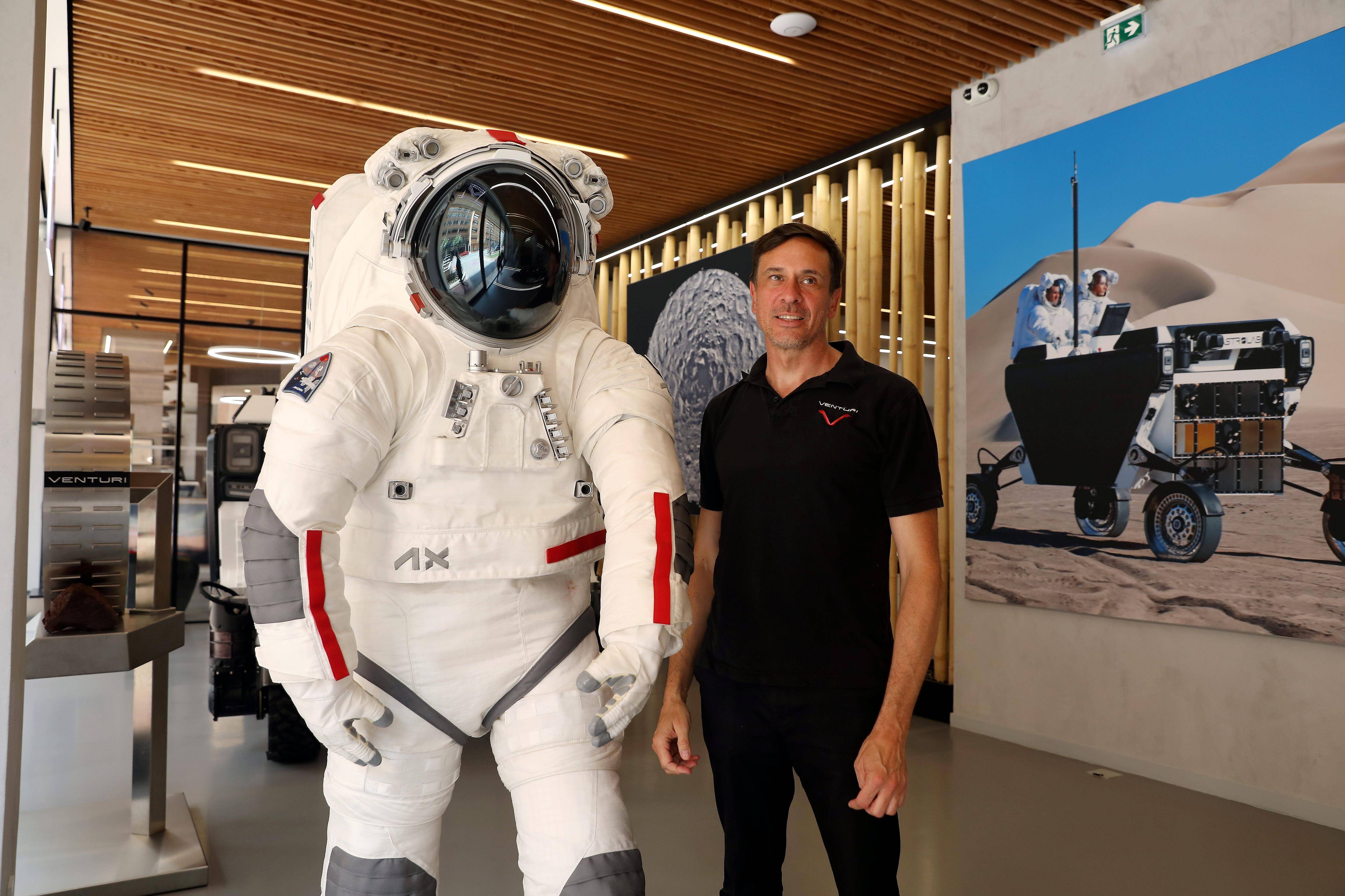 Conçue en partenariat avec Prada, la combinaison des prochains astronautes à aller sur la Lune est exposée à Monaco