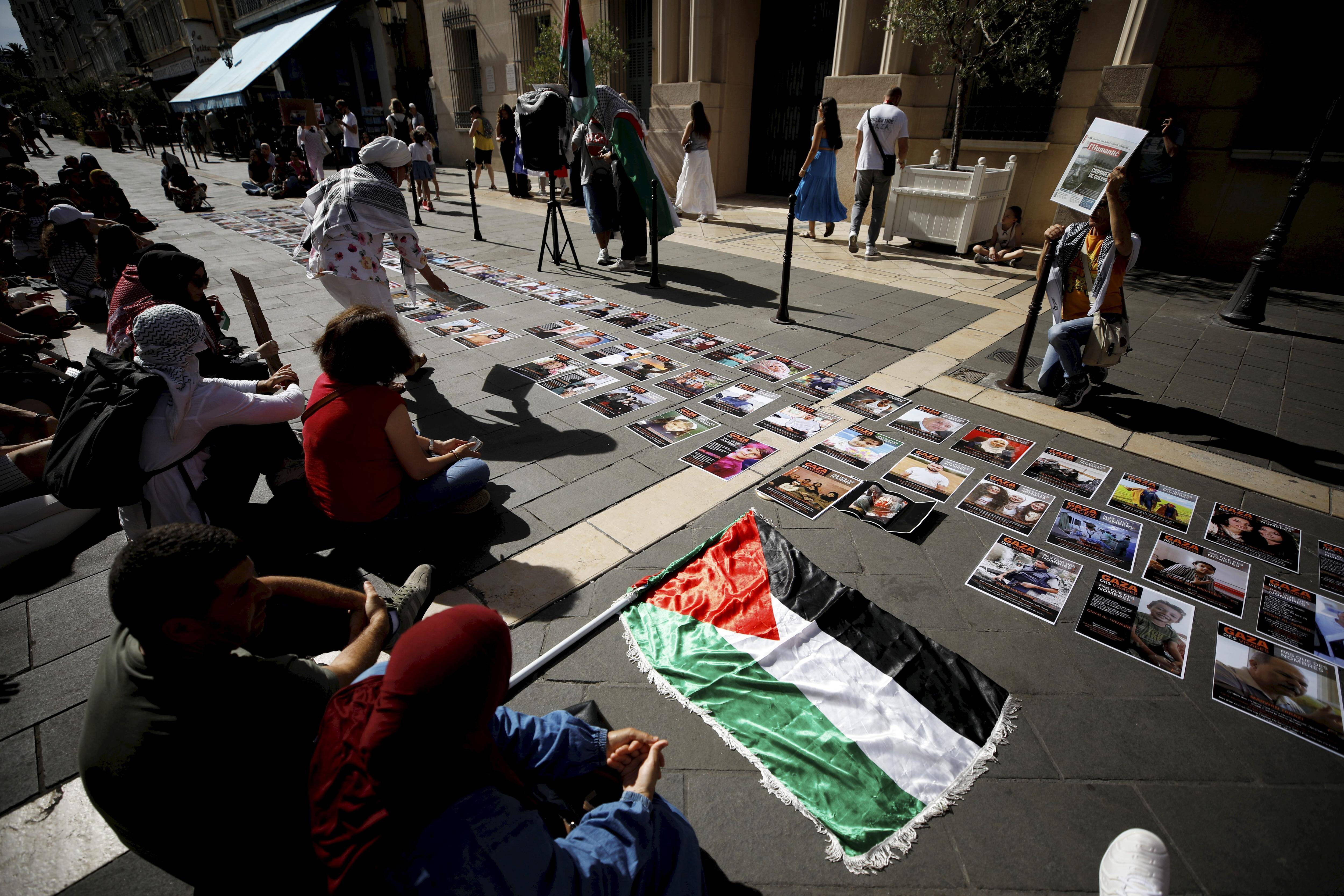 "Nous dénonçons la complicité du maire" : 90 manifestants réunis devant la mairie de Nice pour demander le retrait des drapeaux israéliens du bâtiment