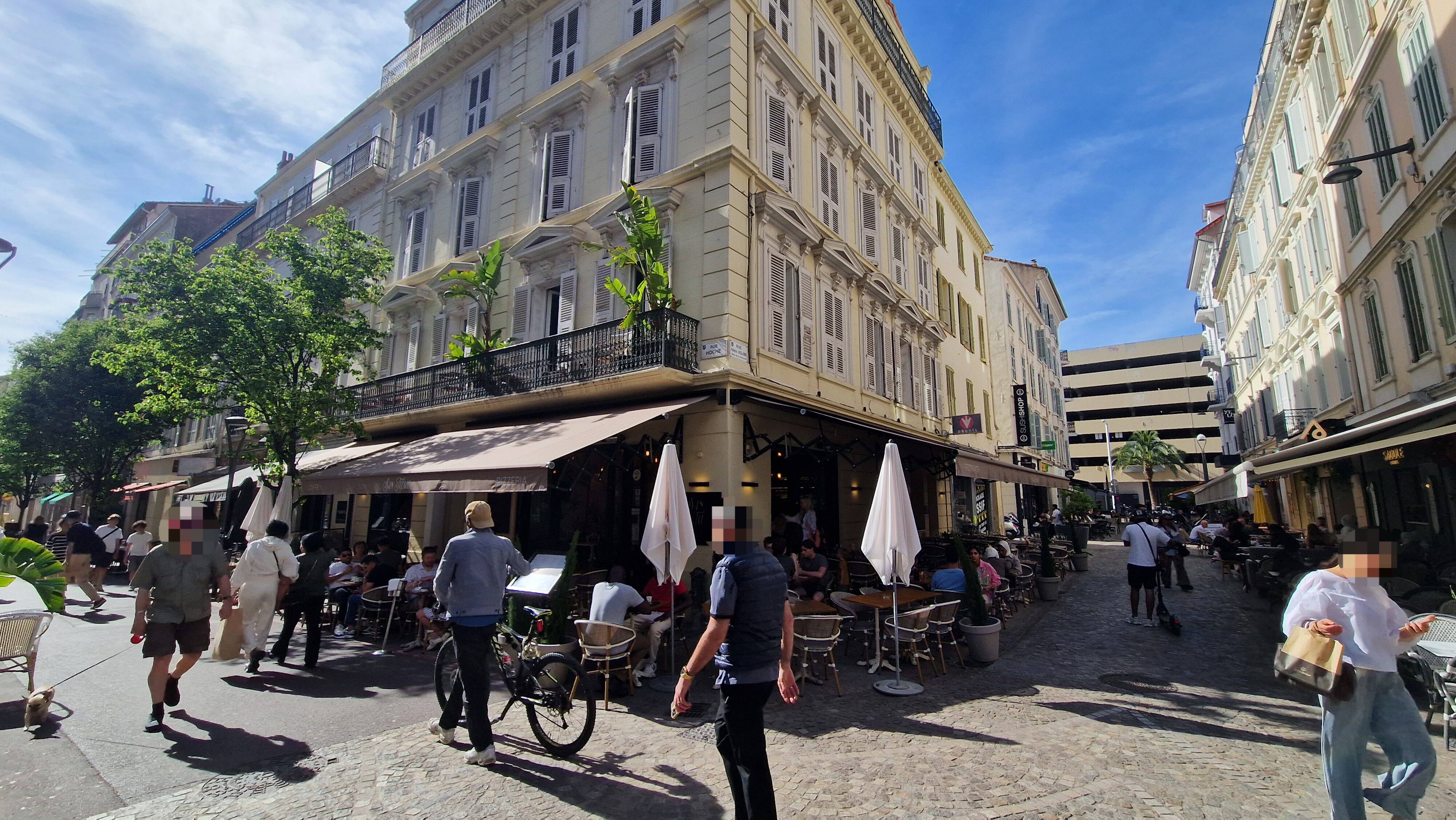 "Ça a duré dix secondes mais c'était très violent" : une rixe impressionnante entre livreurs de repas dans le centre de Cannes