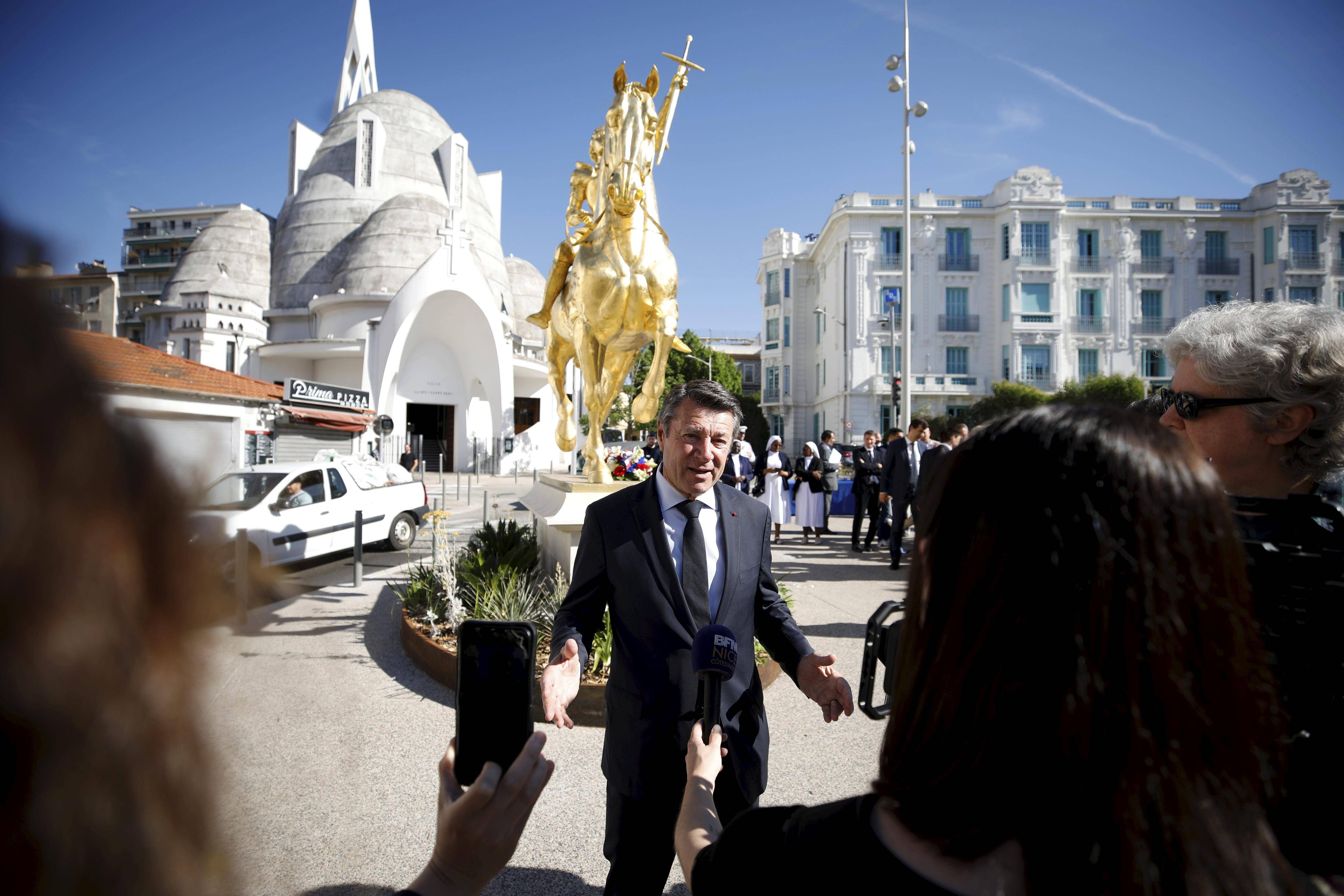 "Cette statue est destinée à rester" : malgré les attaques en justice, Christian Estrosi compte bien garder la sculpture de Jeanne d'Arc à Nice