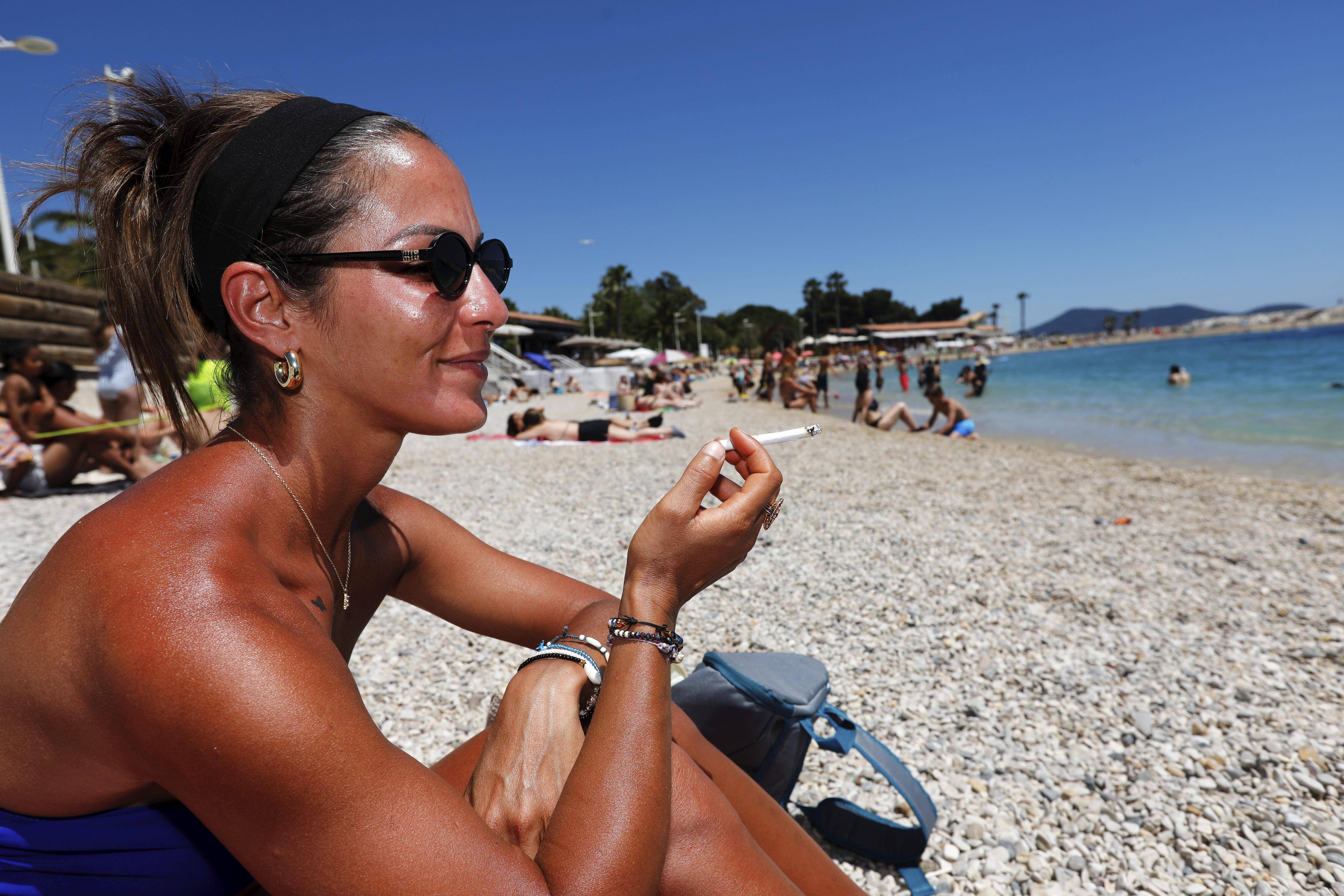 "Ça va être très contraignant": à Toulon, les avis des fumeurs sont partagés sur l'interdiction de la cigarette à la plage