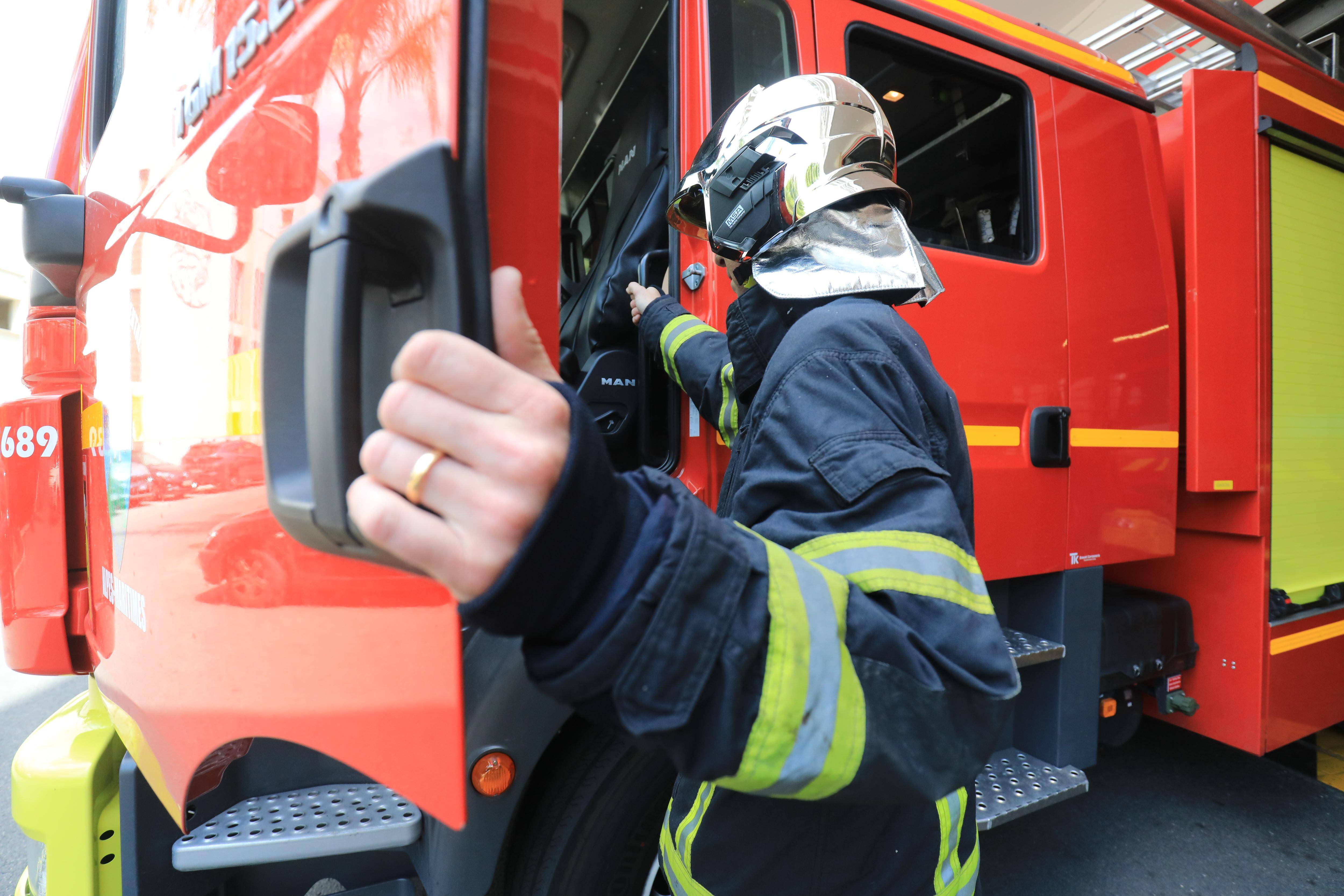 Les pompiers interviennent sur un incendie en bordure de l'autoroute A8 à la frontière entre le Var et les Alpes-Maritimes