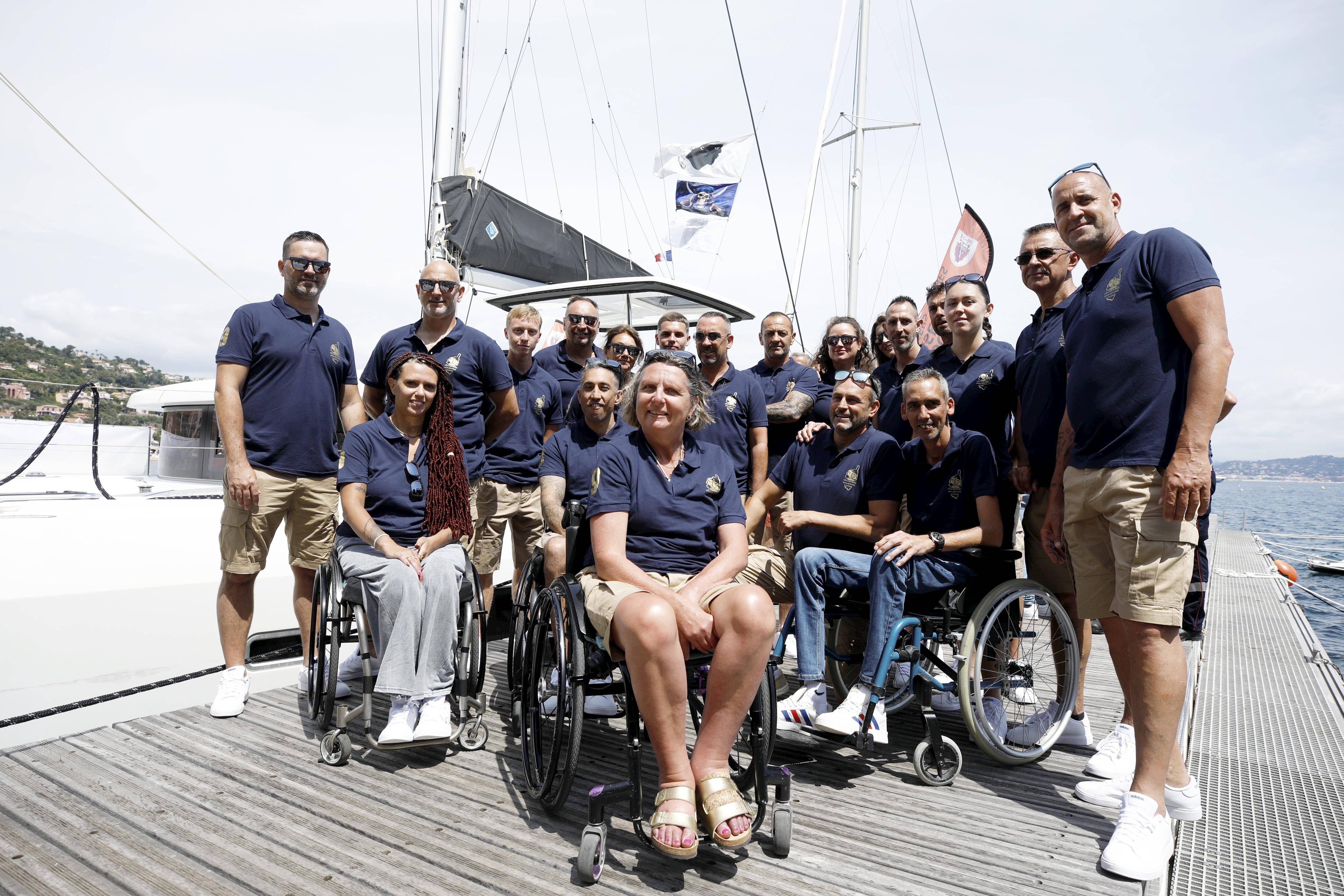 "Nous allons croiser des dauphins et des baleines": accompagnées de sapeurs-pompiers, ces personnes en situation de handicap ont pris le large en direction de la Corse
