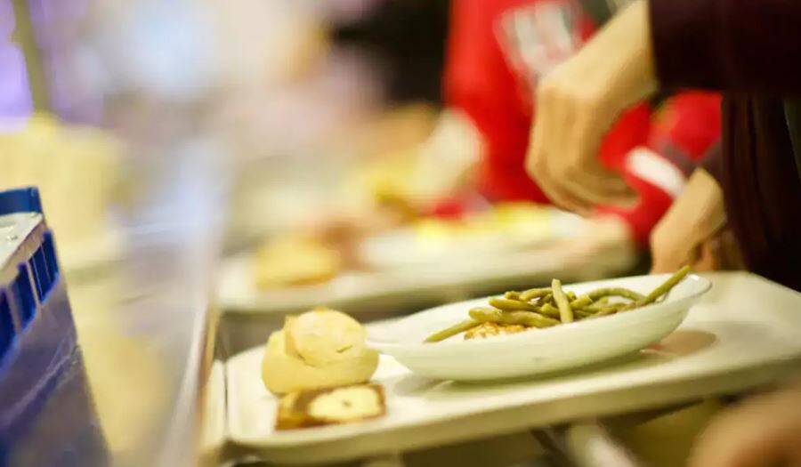 "On passe l'après-midi le ventre à moitié vide"... A Toulon, ces élèves alertent sur la qualité de la cantine dans leur lycée