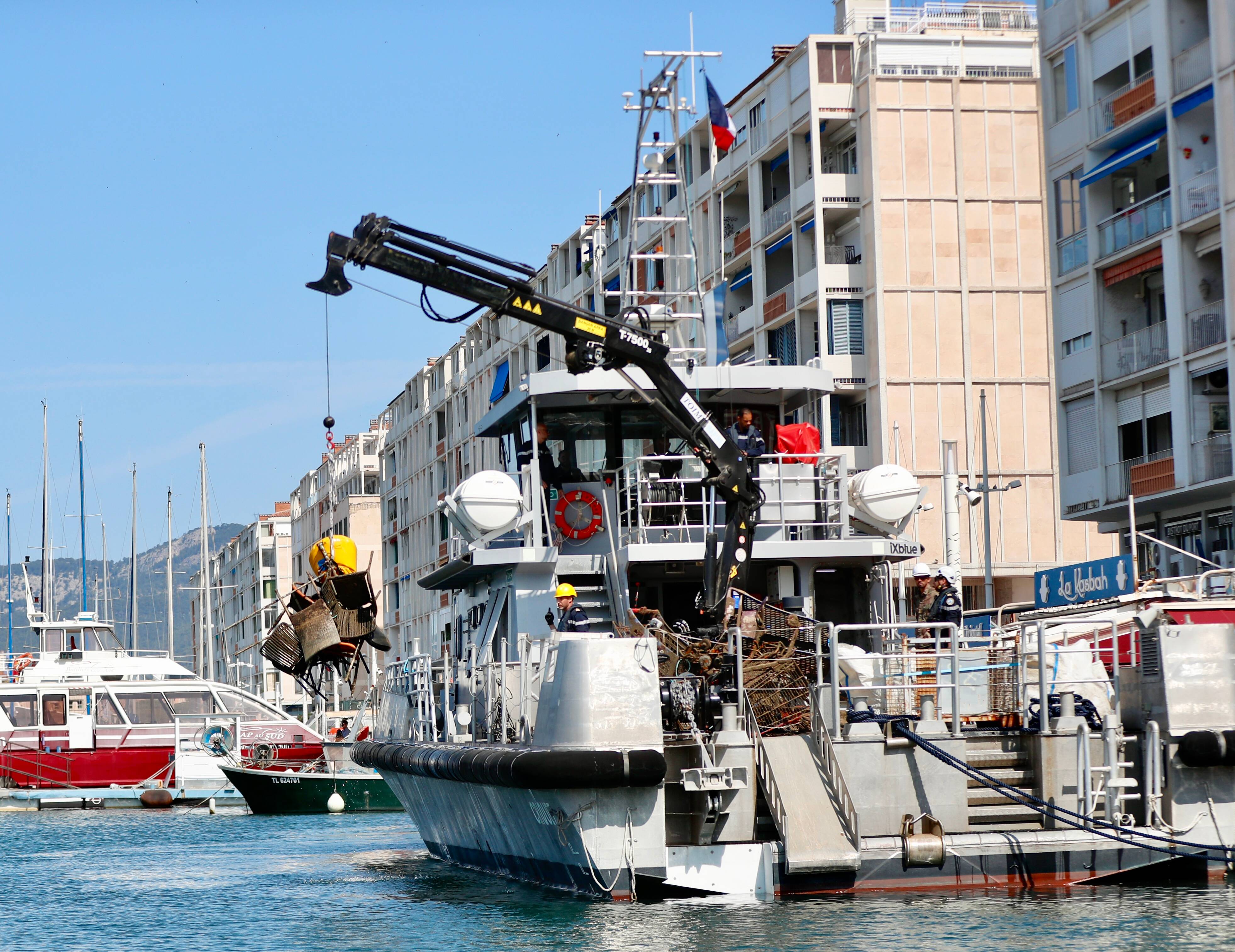 "Nettoyer la mer, ça commence par la terre": l'opération Rade propre prend ses quartiers à Toulon