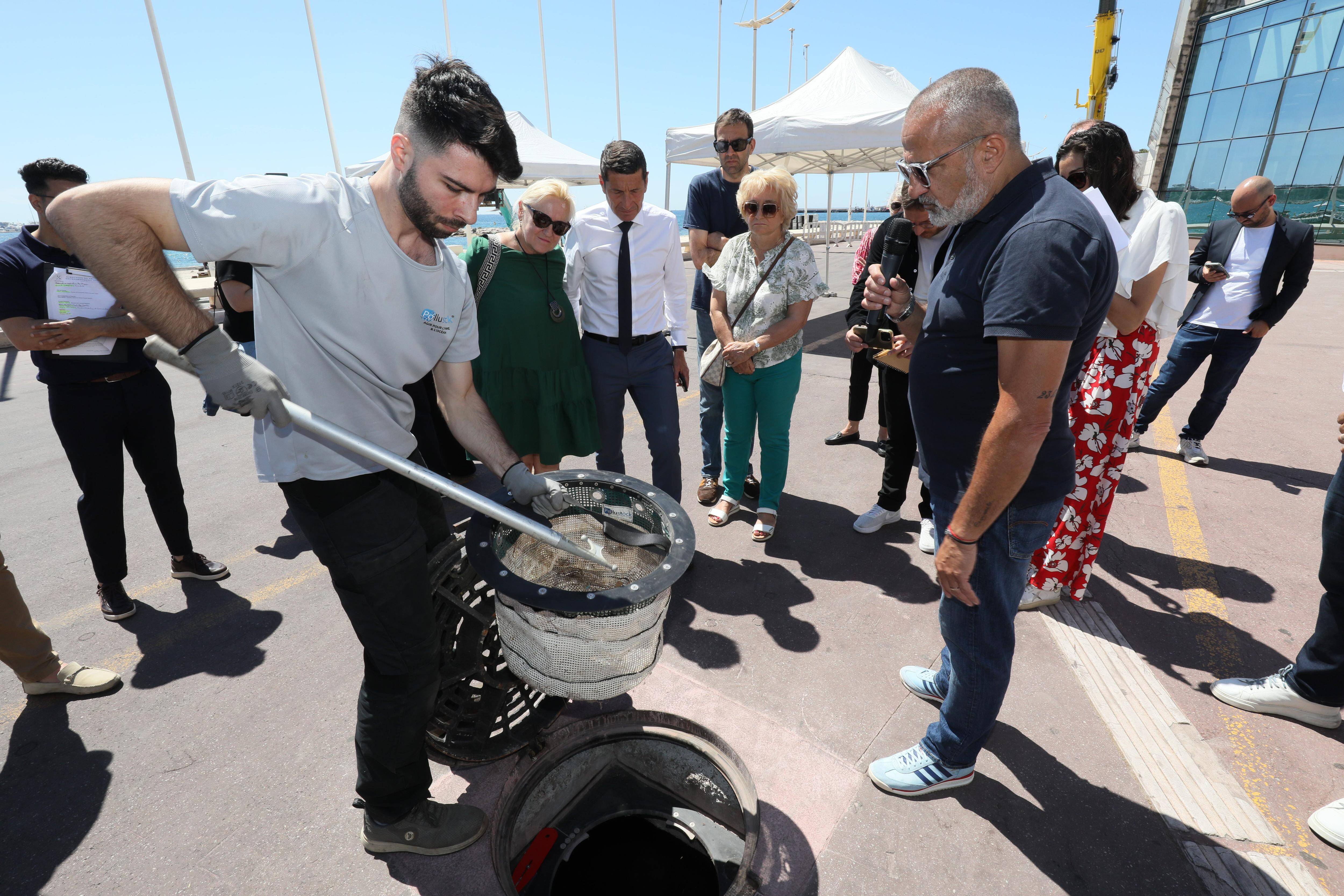 "La protection de la mer est une obsession": Cannes installe des paniers anti-déchets pour que les détritus ne finissent plus à la mer