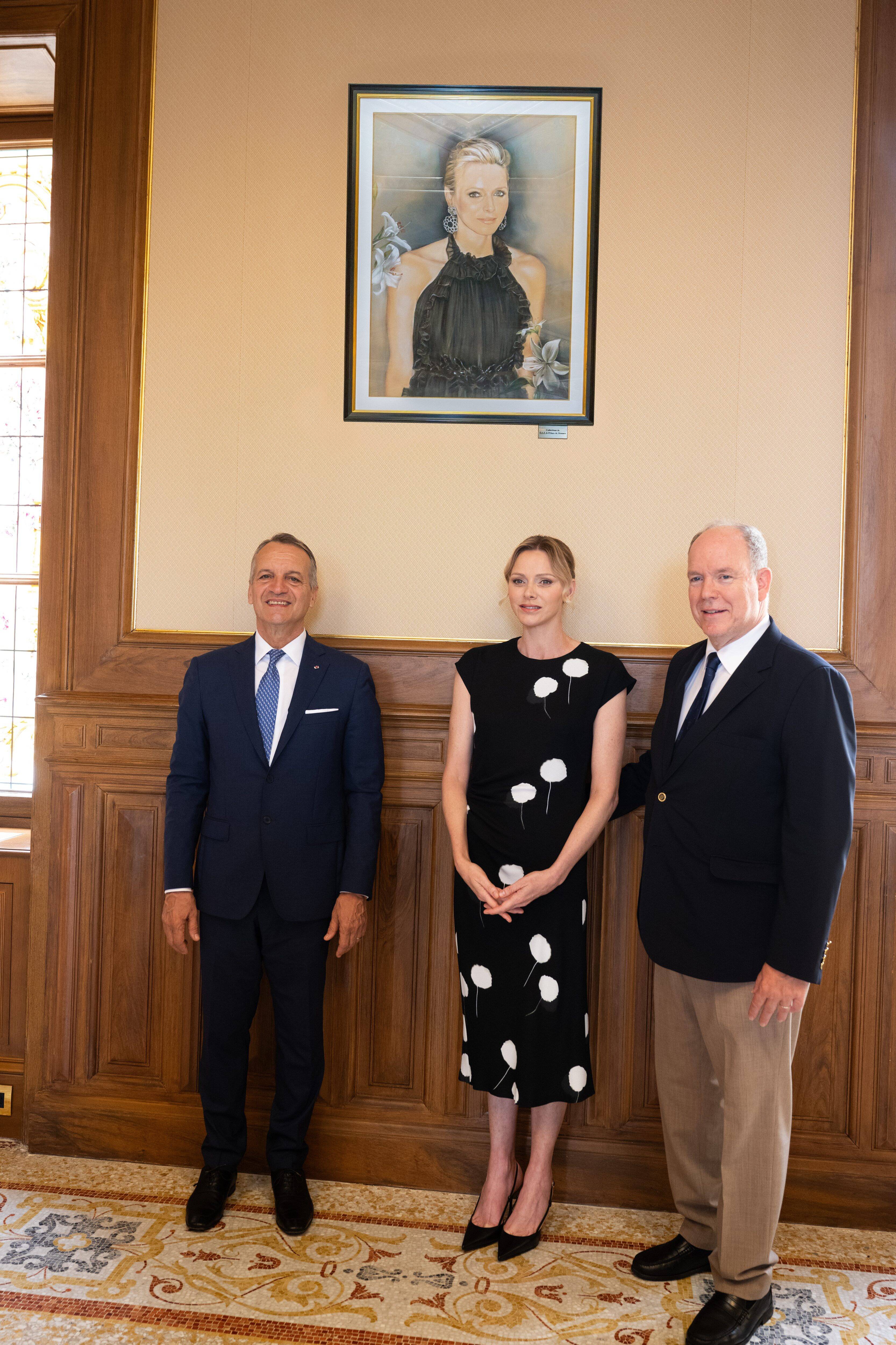 Des portraits de la princesse Grace et de la princesse Charlène accrochés dans la Salle des mariages de la mairie de Monaco
