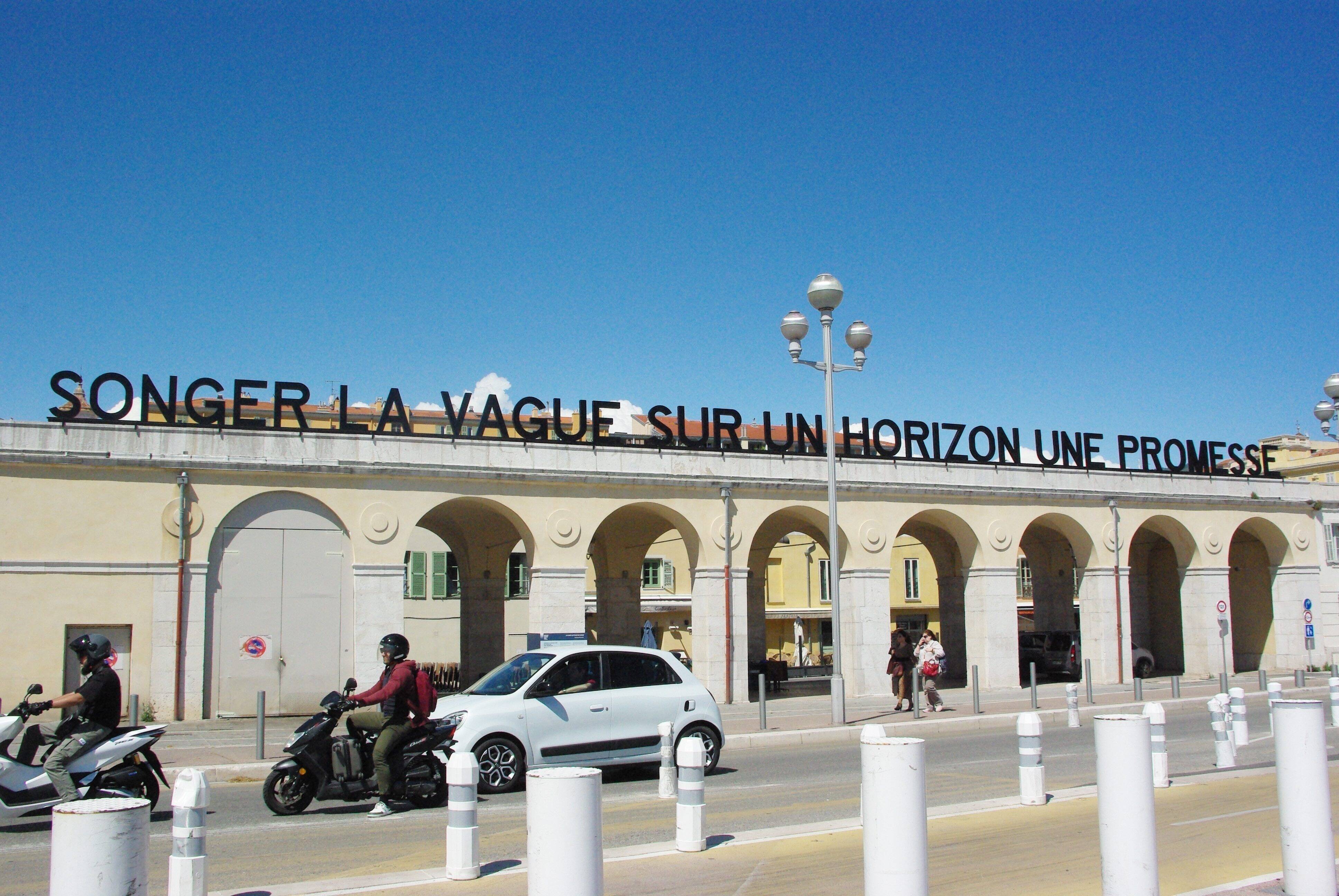"Songer la vague sur un horizon, une promesse": mais quelle est cette phrase installée au niveau du Quai des États-Unis à Nice