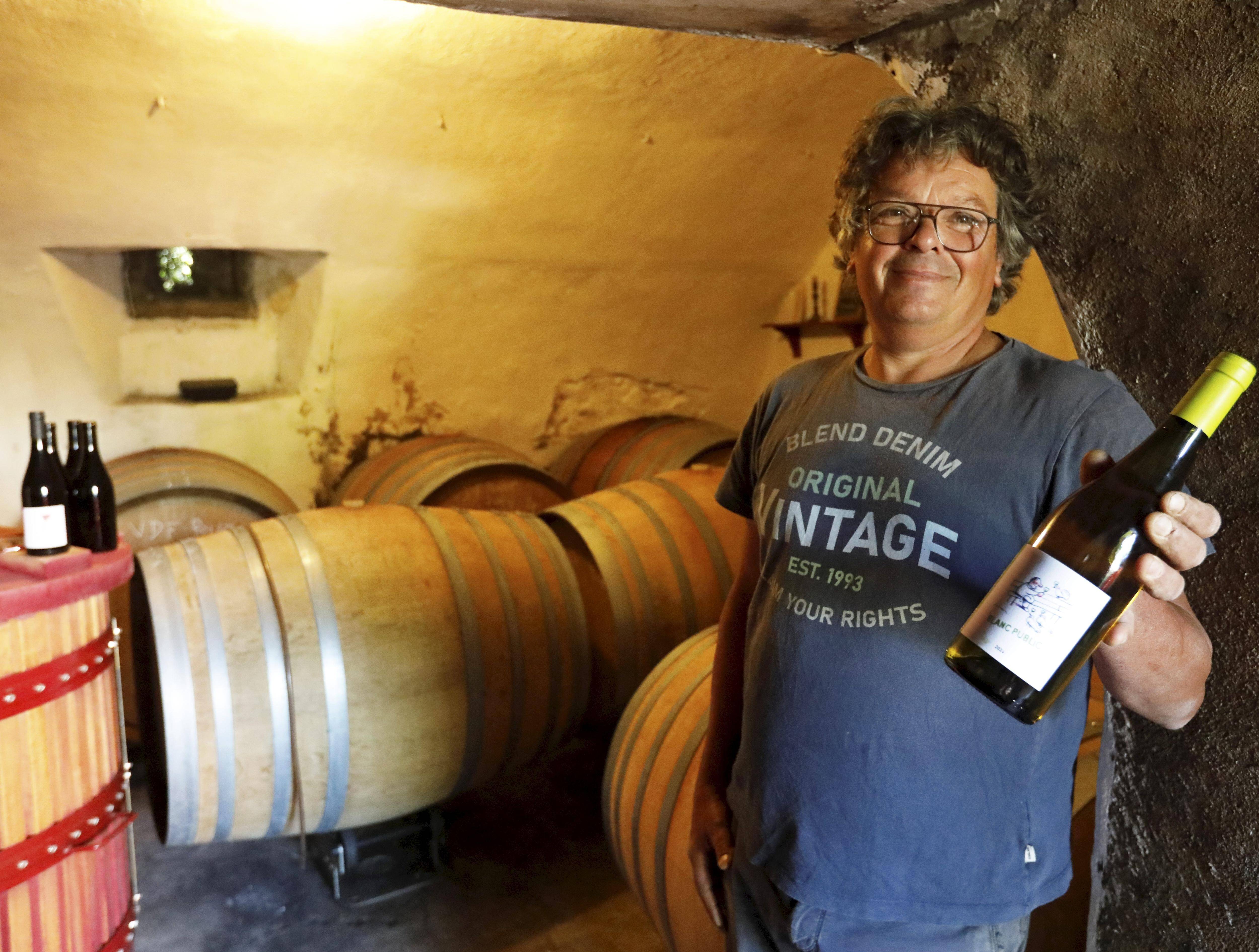 Pour faire face aux aléas climatiques, de plus en plus de vignerons adoptent le double statut de vigneron et négociant.