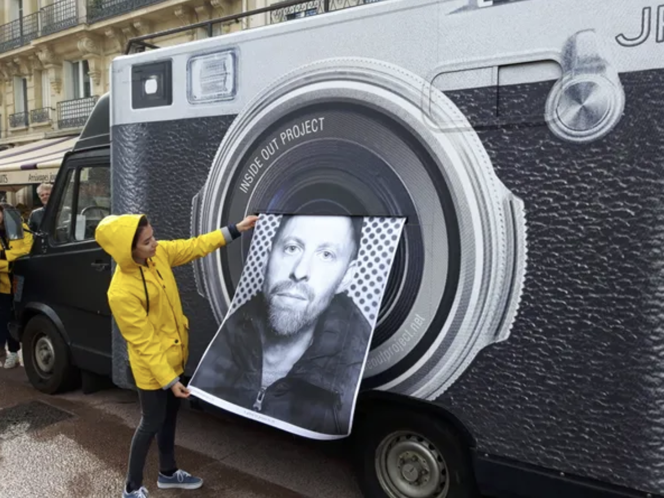 L'artiste JR débarque avec son camion photomaton à la Baleine de Nice, ce vendredi 6 juin, pour le Sommet de l'Océan